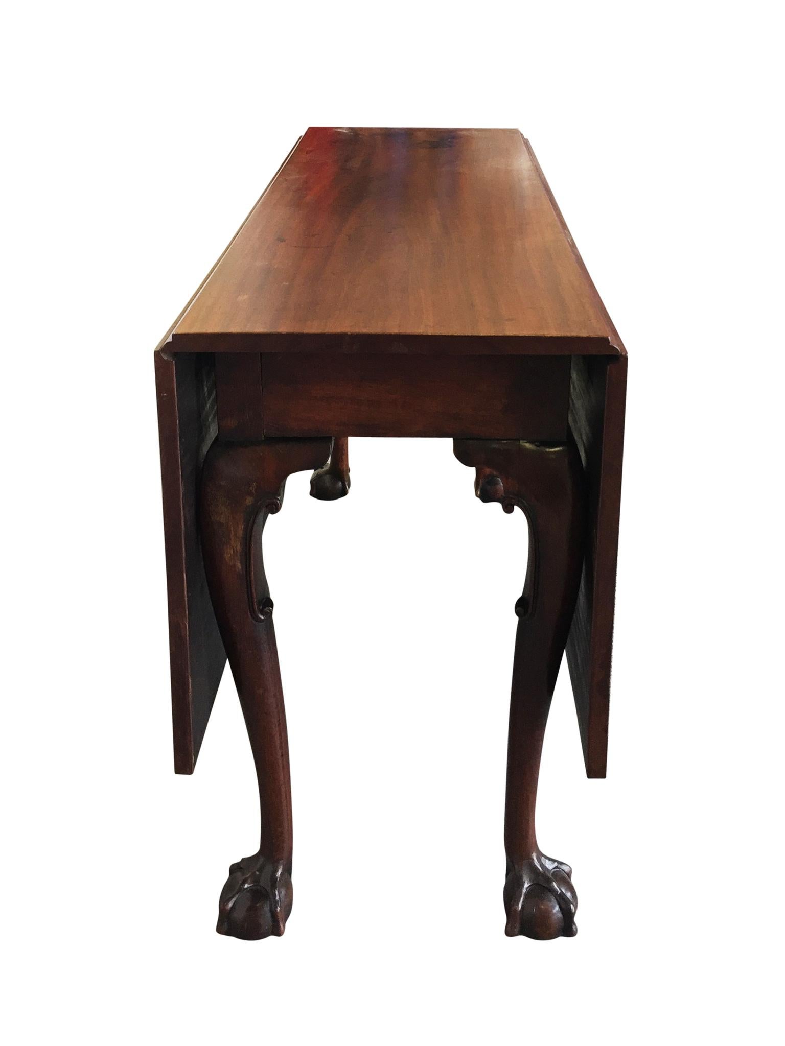 George III Mahogany Drop-Leaf Table In Good Condition In New York, NY