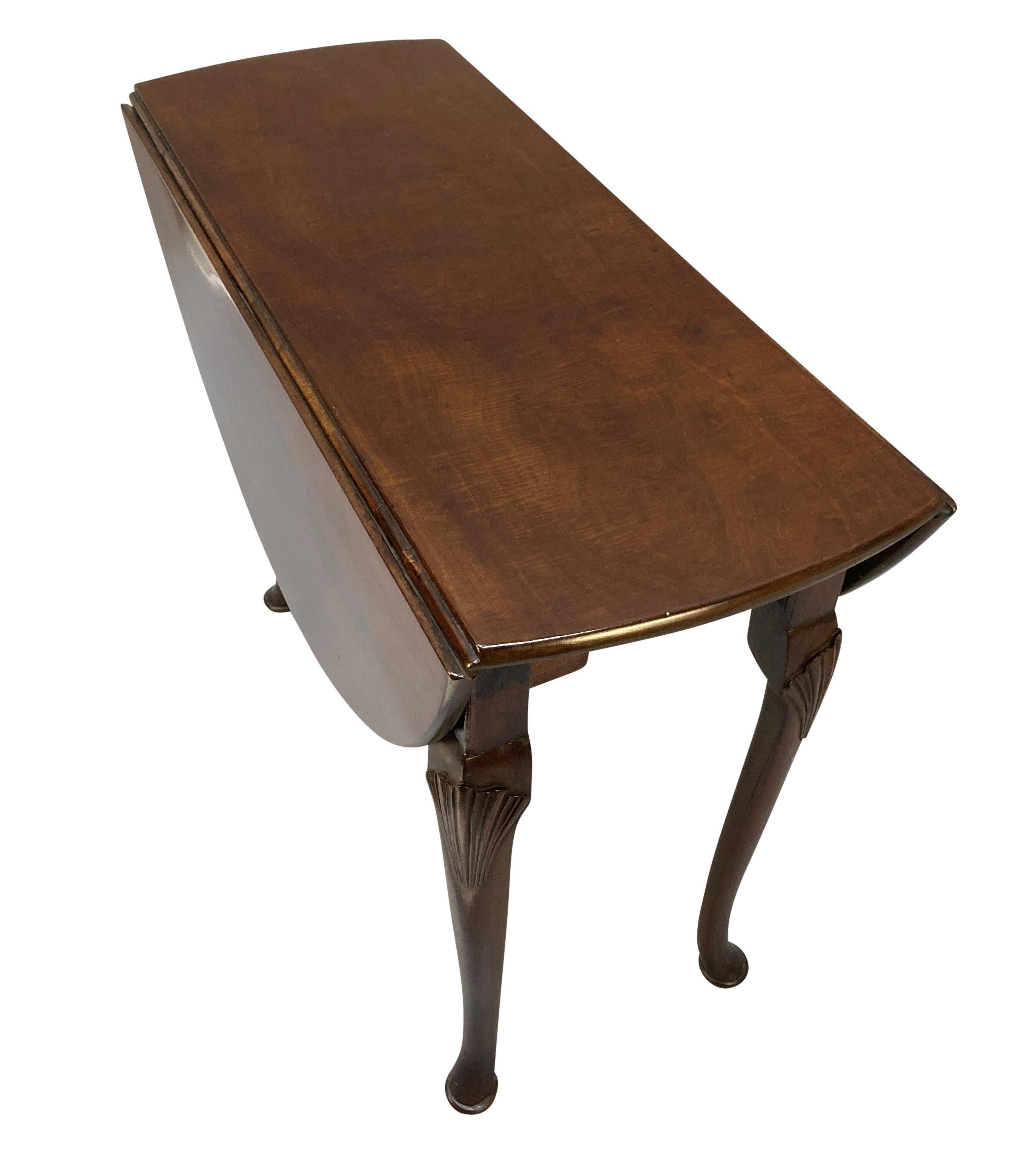 George III Mahogany Drop Leaf Table in vendita 1