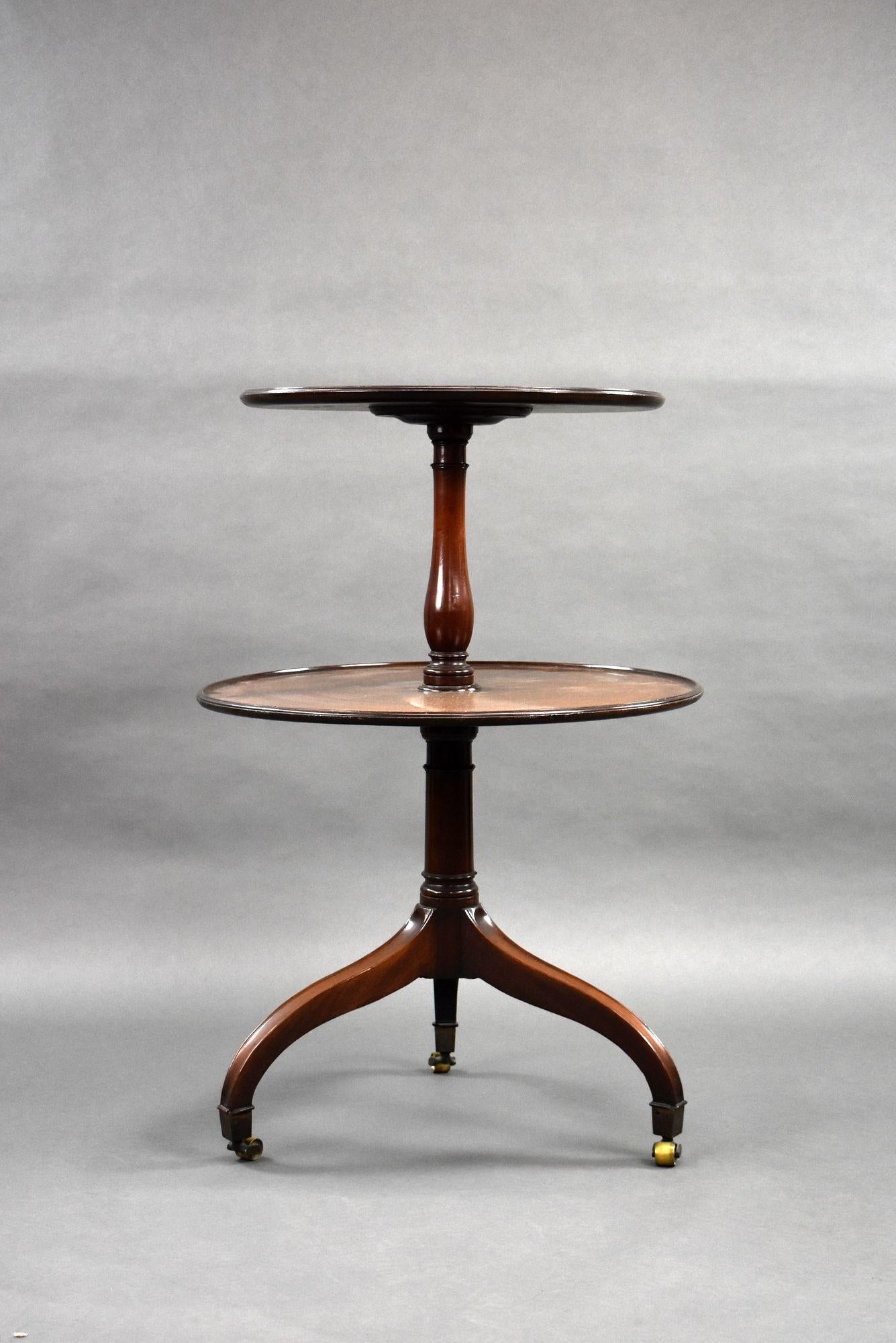 Il s'agit d'un monte-plats de bonne qualité en acajou de George III, avec un plateau bombé et un plateau tournant, reposant sur des pieds cabriole et des roulettes.

Largeur : 66cm Profondeur : 66cm Hauteur : 138cm