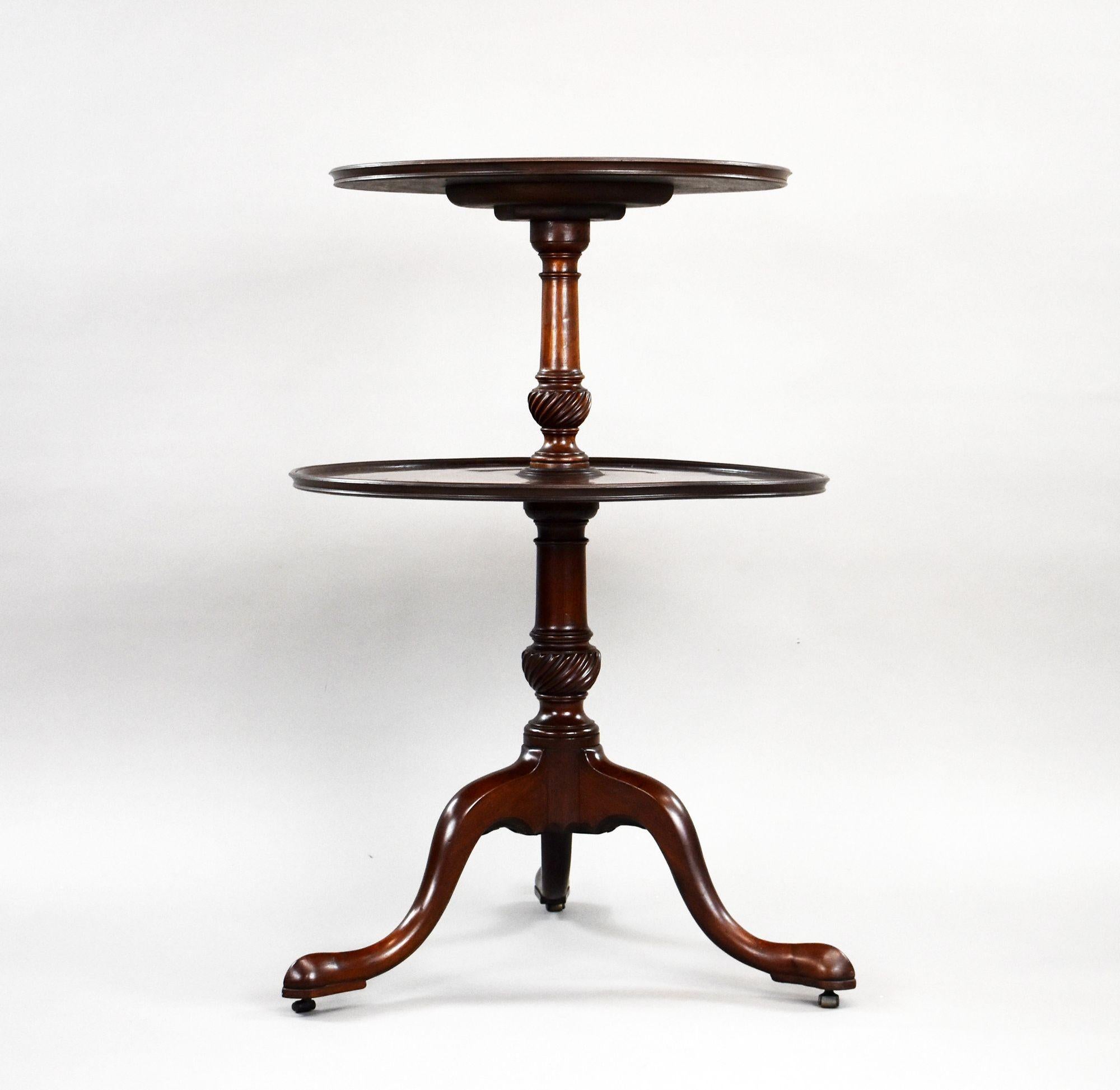 Montavivande a due piani in mogano di Giorgio III
Codice articolo: LC625
Circa 1780
Un elegante montavivande in mogano di Giorgio III dalle proporzioni raffinate, con due piani circolari graduati sostenuti da una colonna centrale tornita e