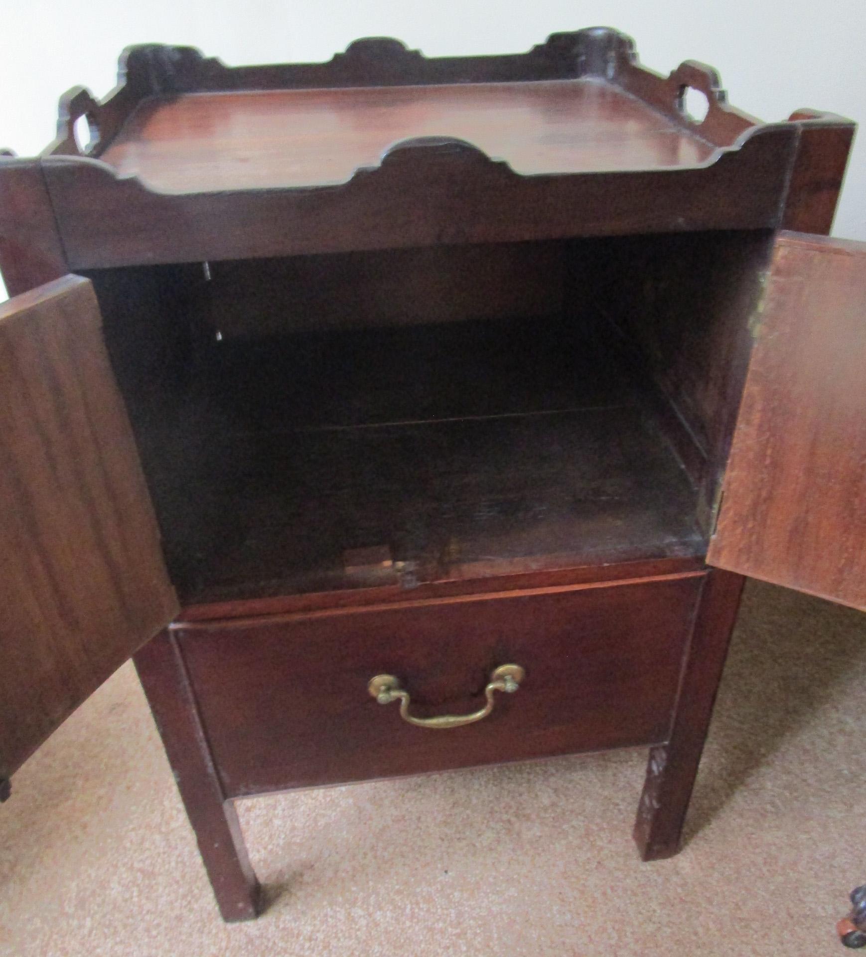 George III Mahogany English Bedside Table Commode In Good Condition For Sale In Savannah, GA