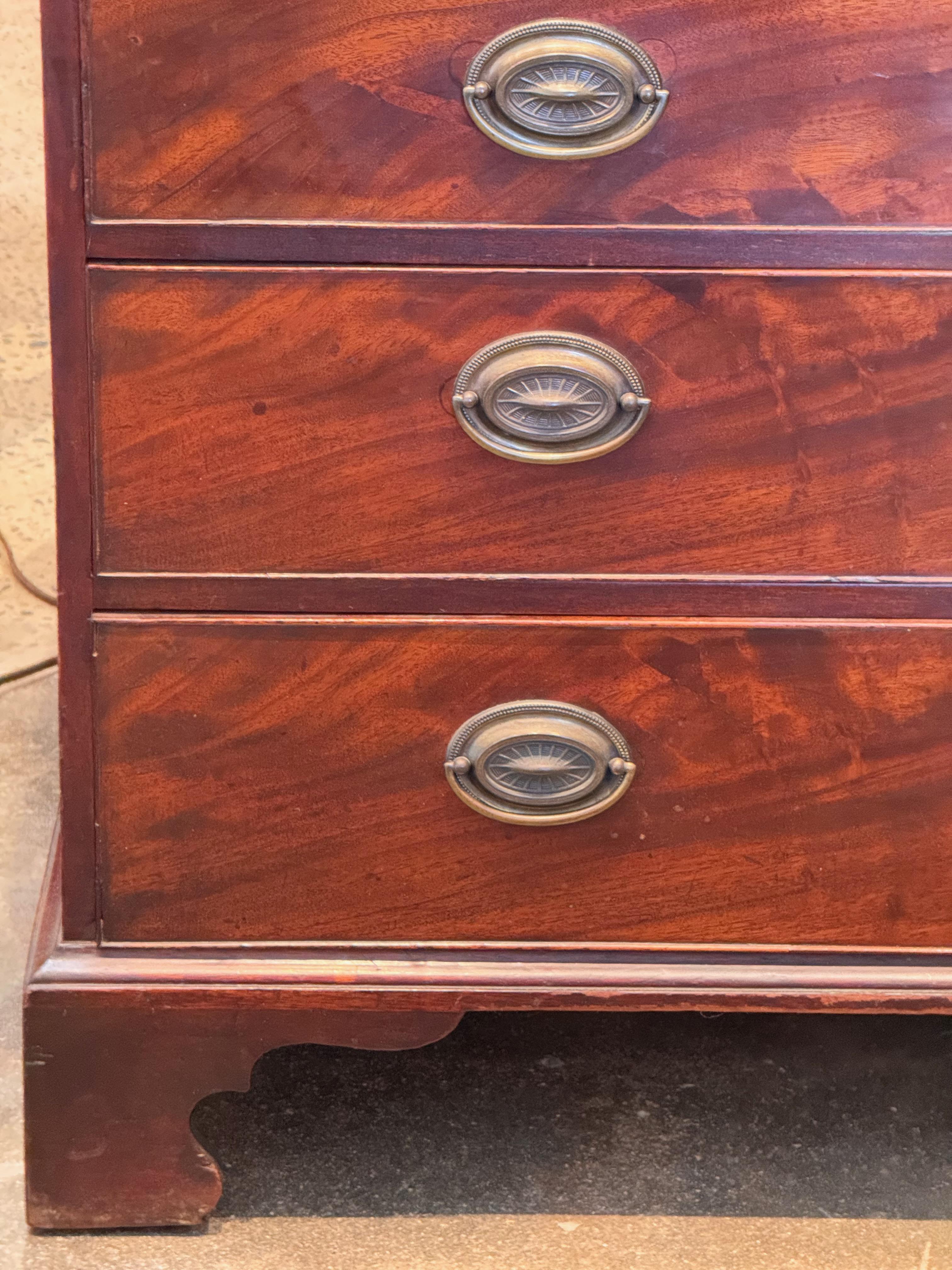 George III Mahogany English Chest Británico en venta