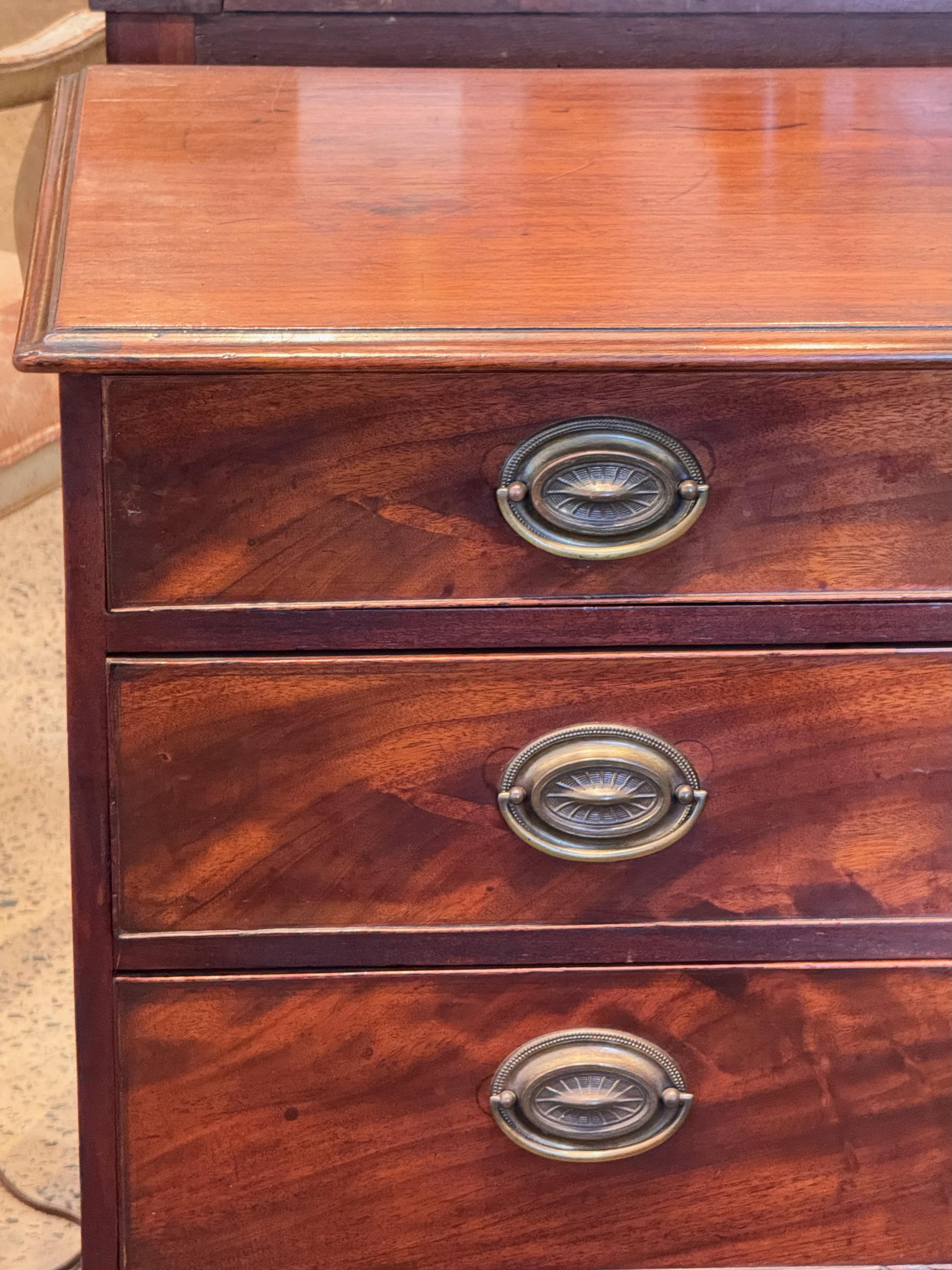 George III Mahogany English Chest en Bueno estado para la venta en Charlottesville, VA