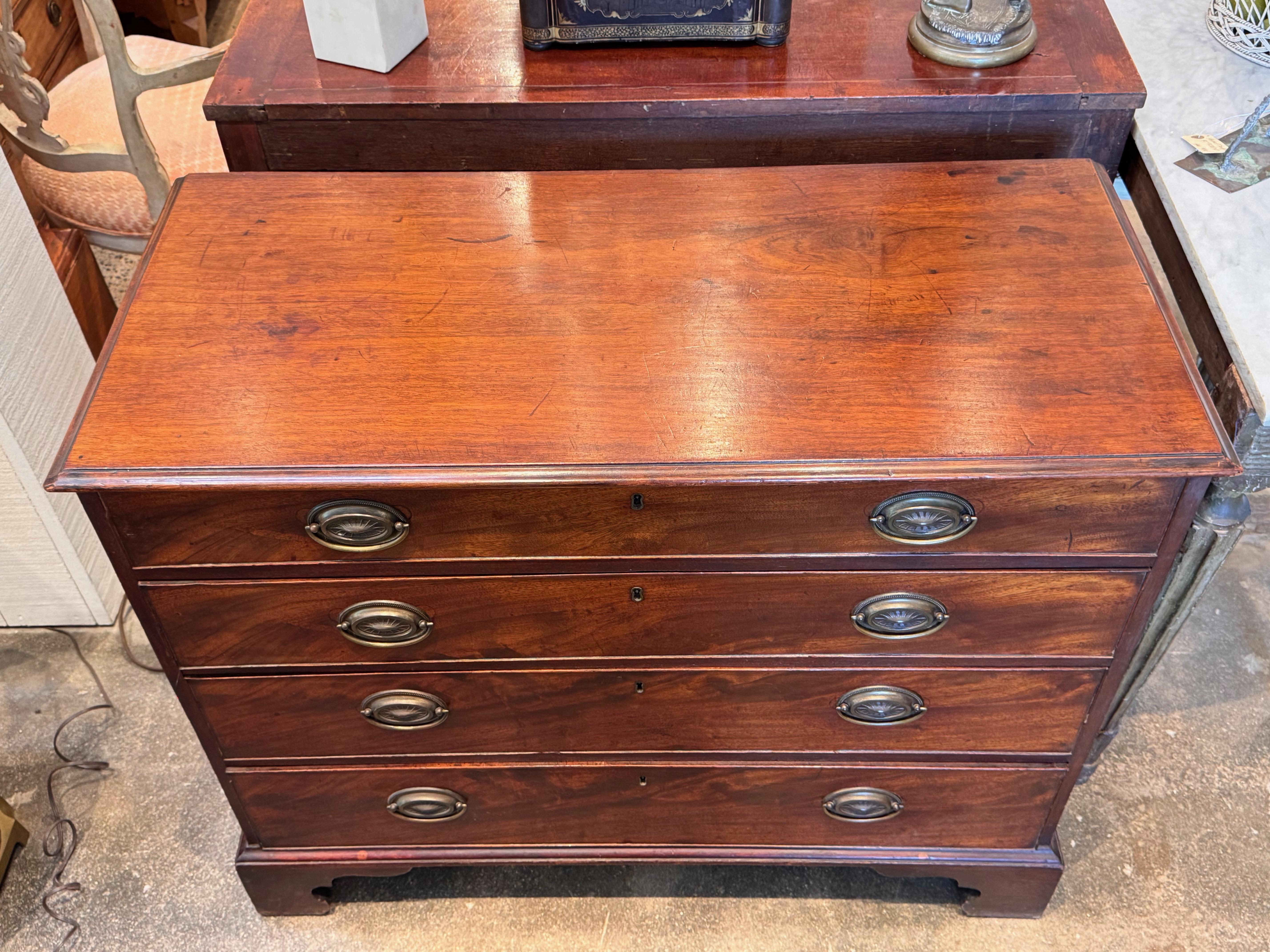 George III Mahogany English Chest Caoba en venta