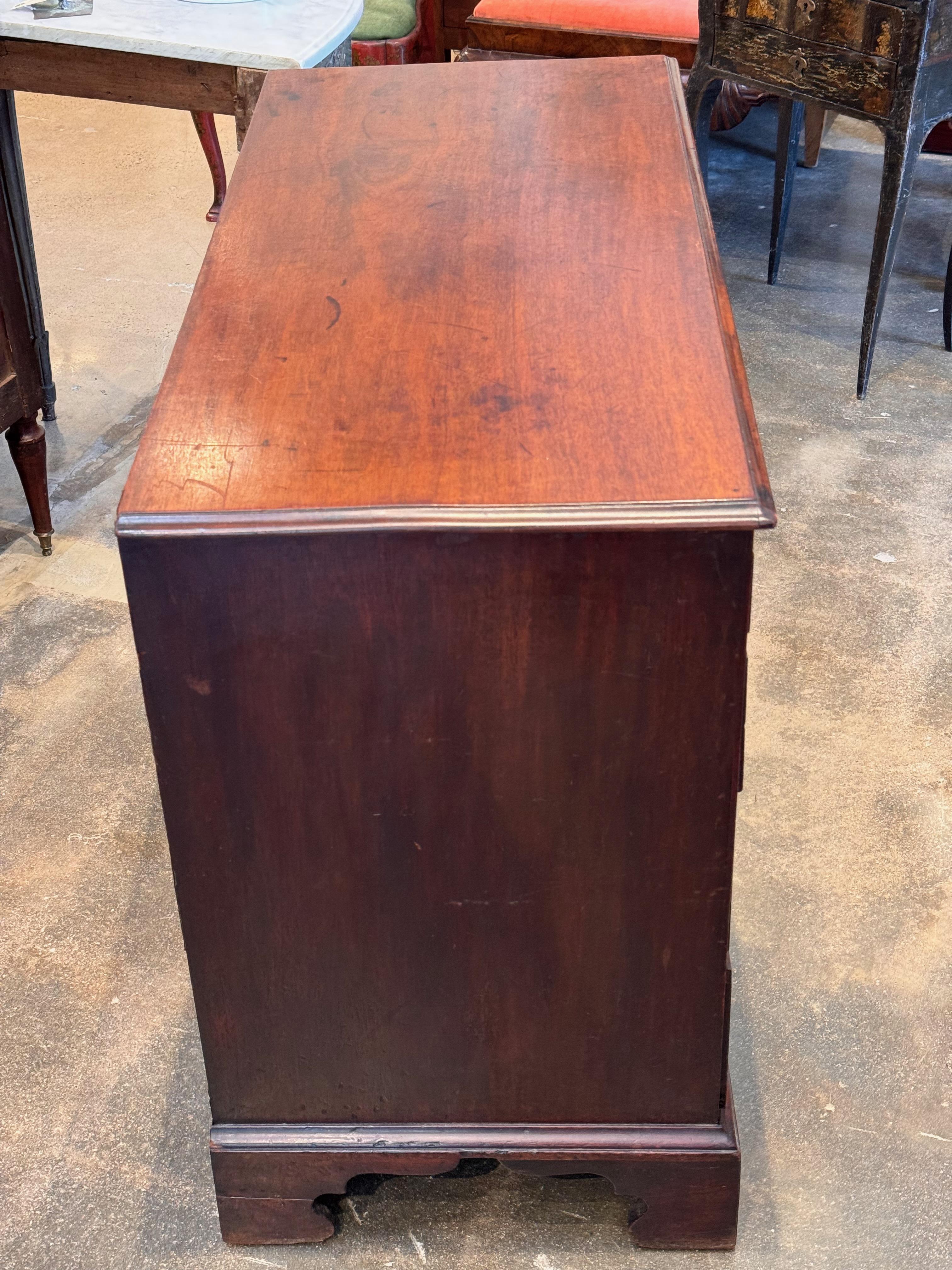 George III Mahogany English Chest en venta 2