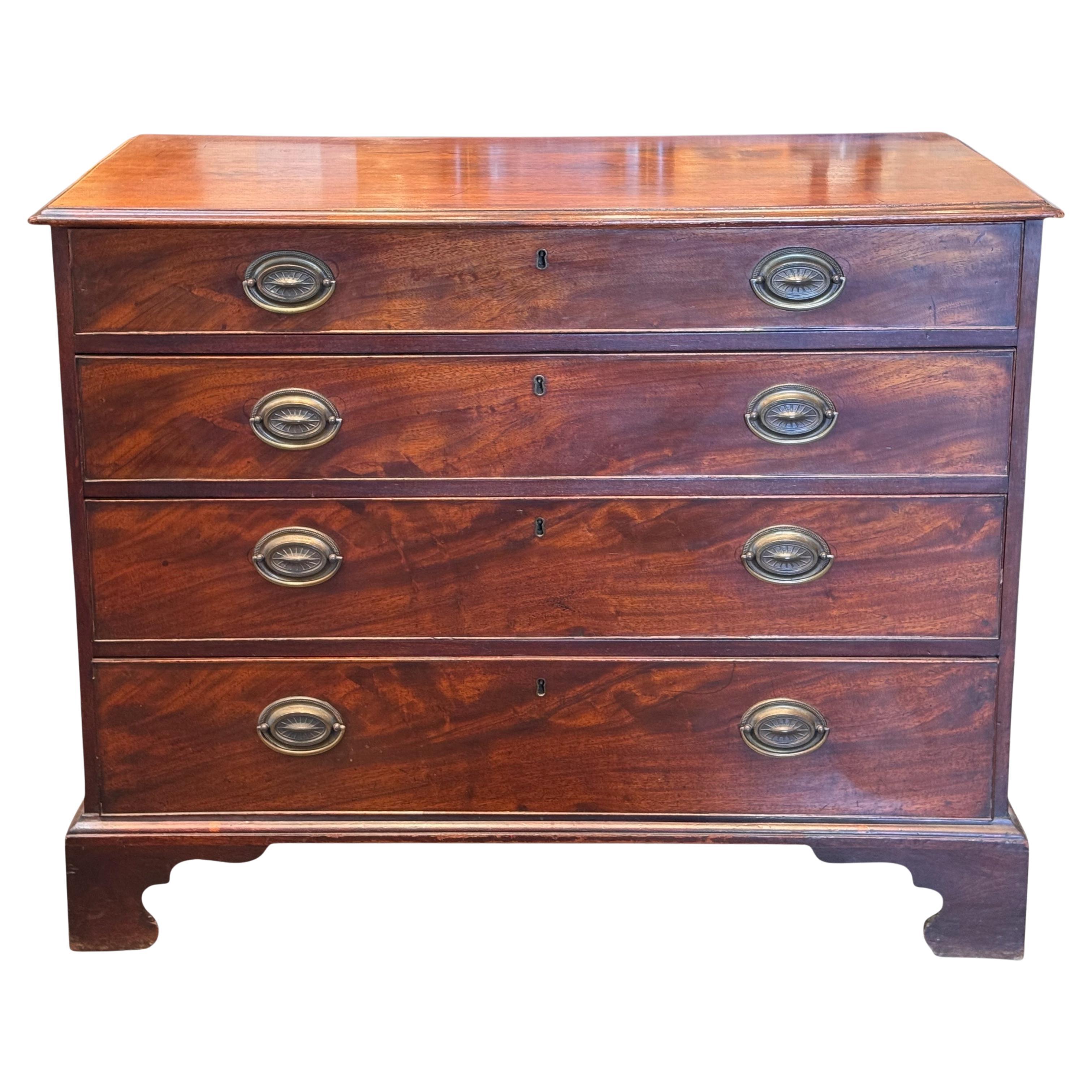 George III Mahogany English Chest en venta
