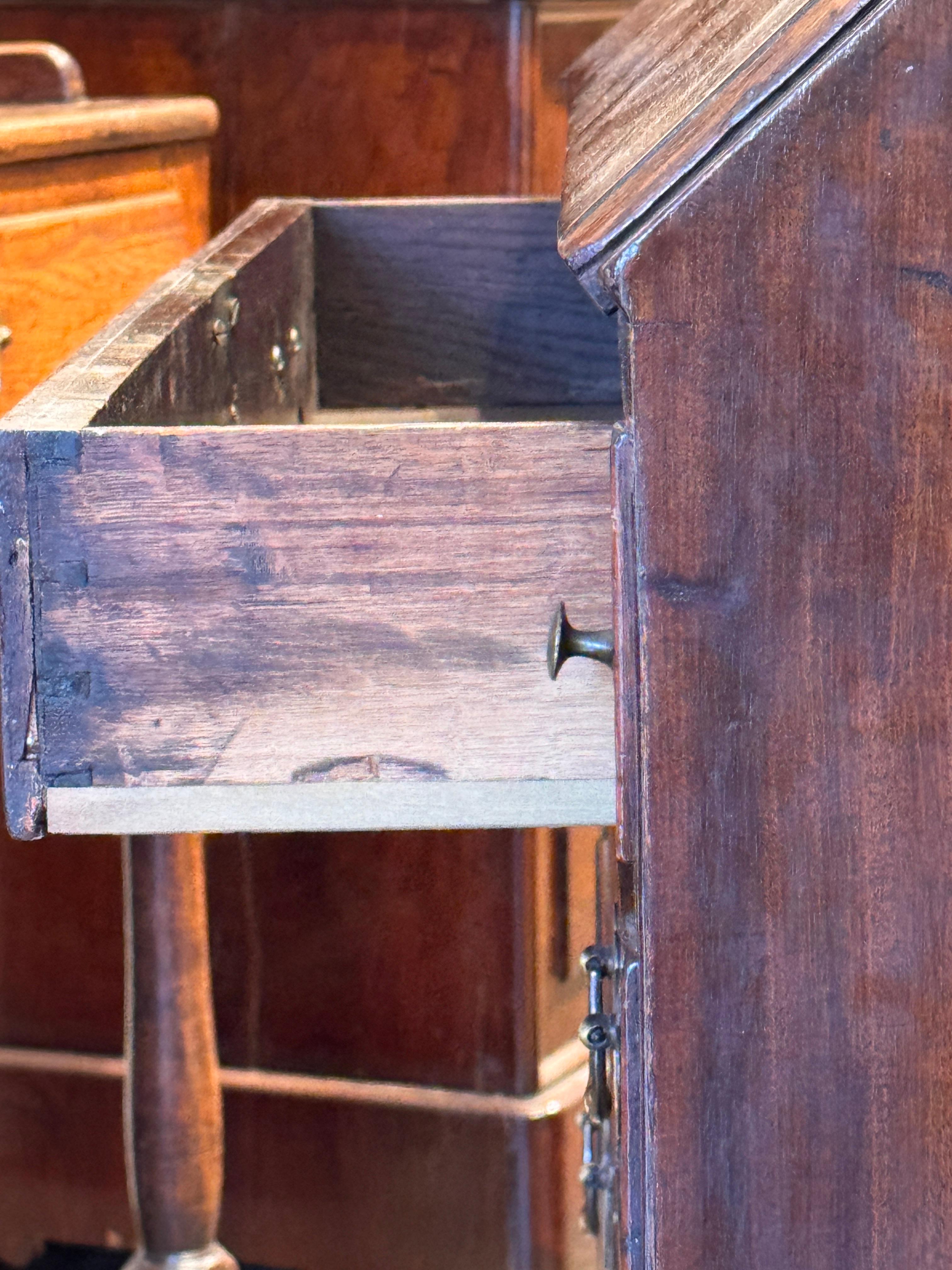 Scrivania in mogano George III Fall-Front in vendita 7