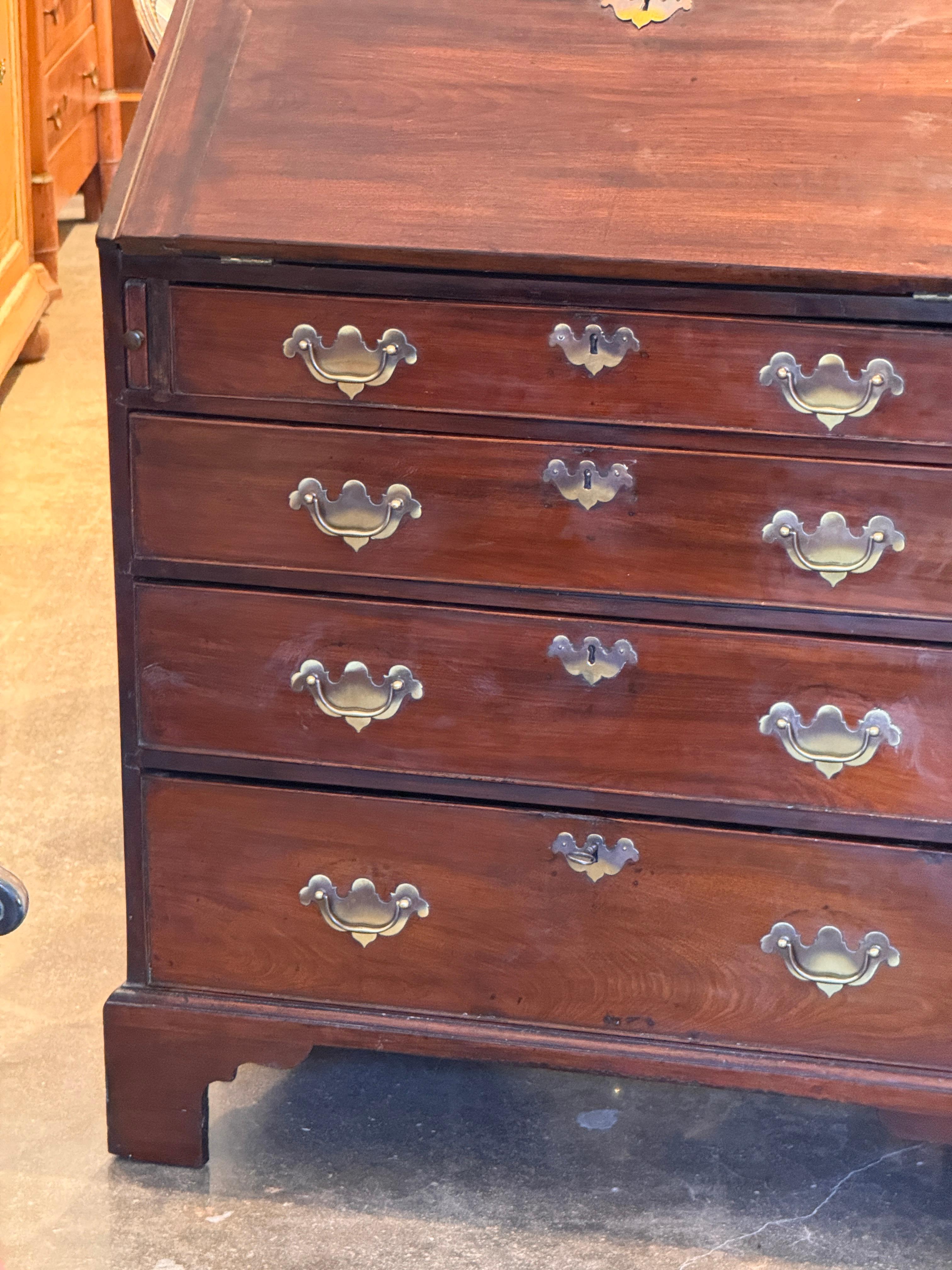 Scrivania in mogano George III Fall-Front In condizioni buone in vendita a Charlottesville, VA