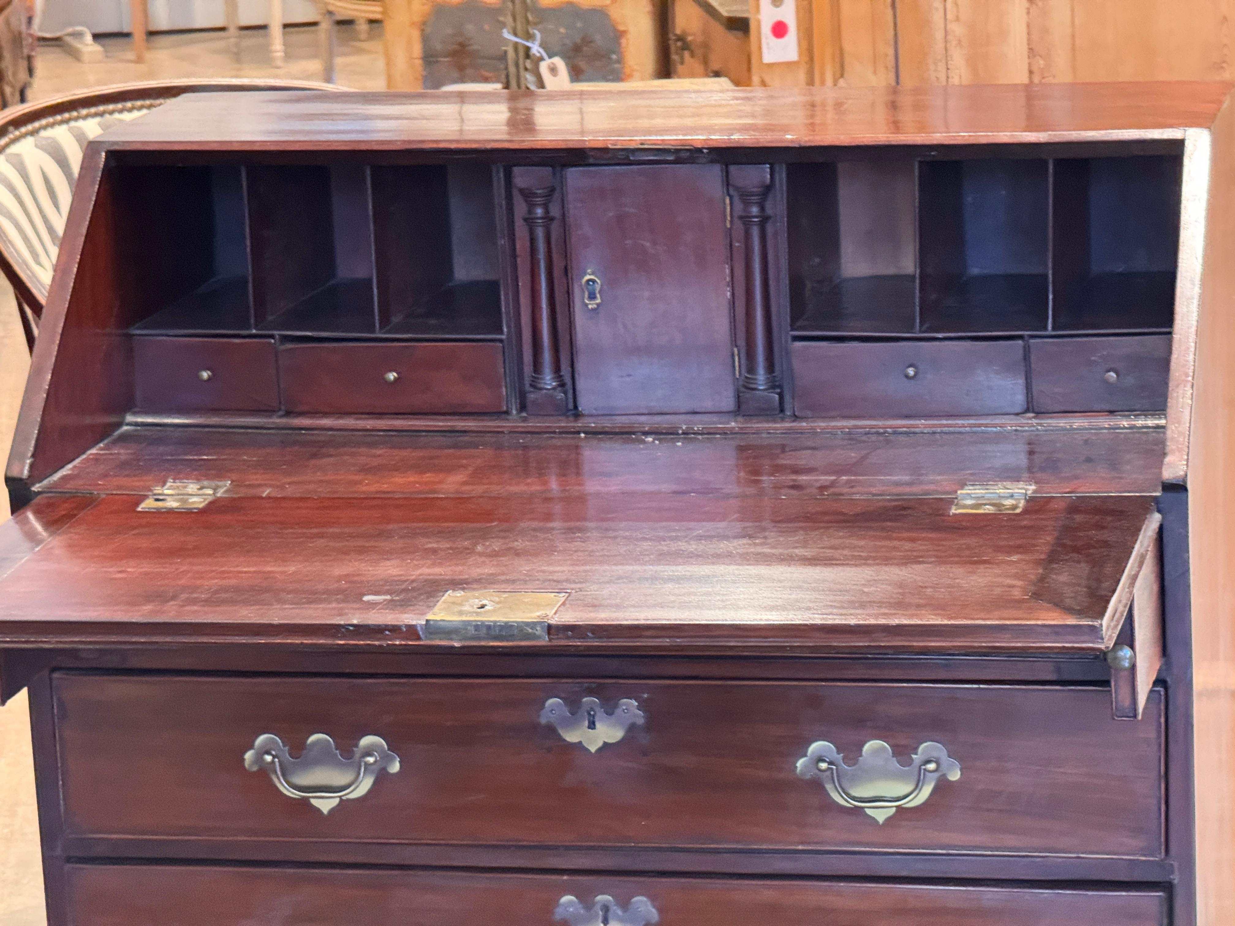 Scrivania in mogano George III Fall-Front in vendita 1