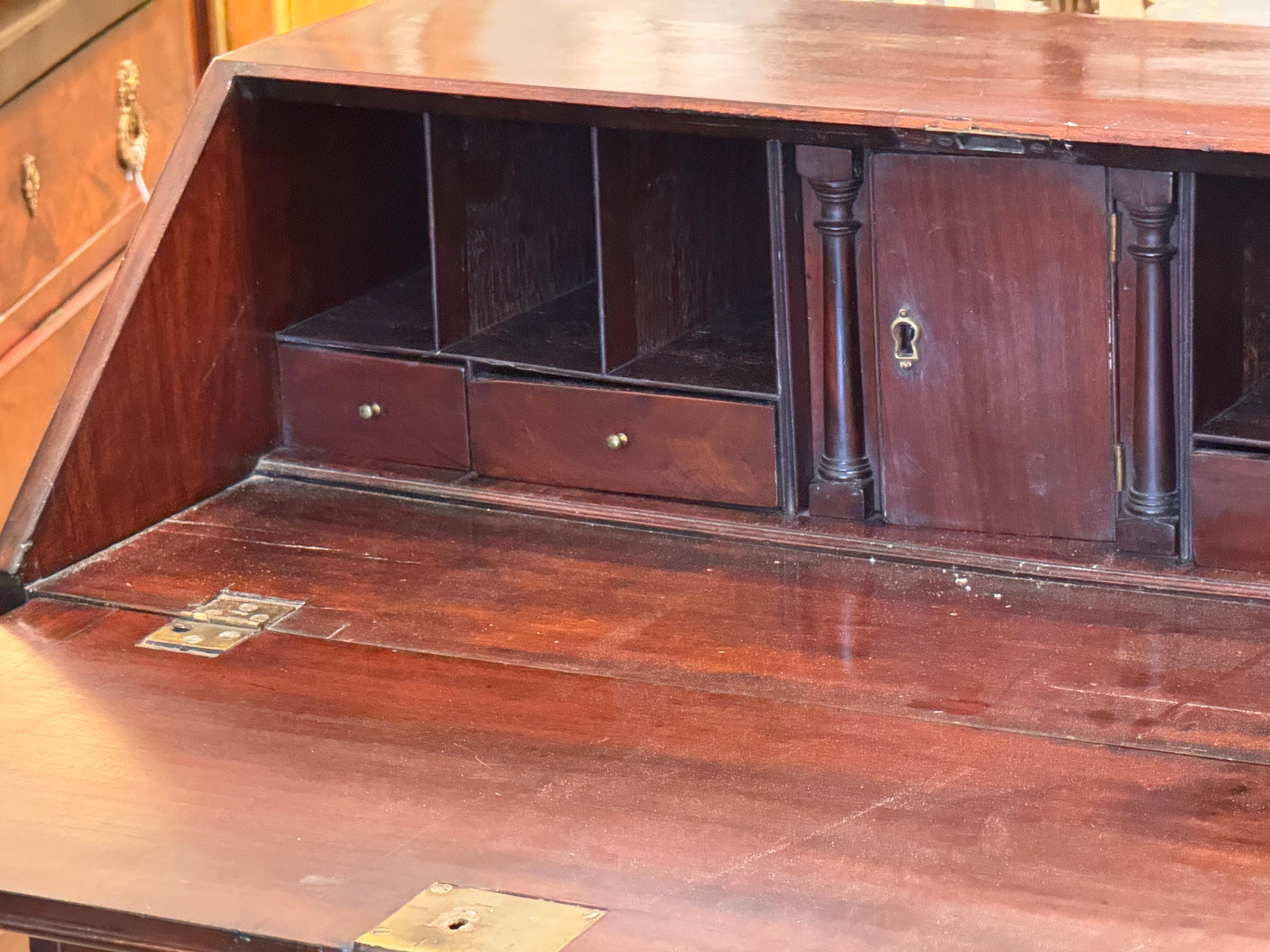 Scrivania in mogano George III Fall-Front in vendita 2