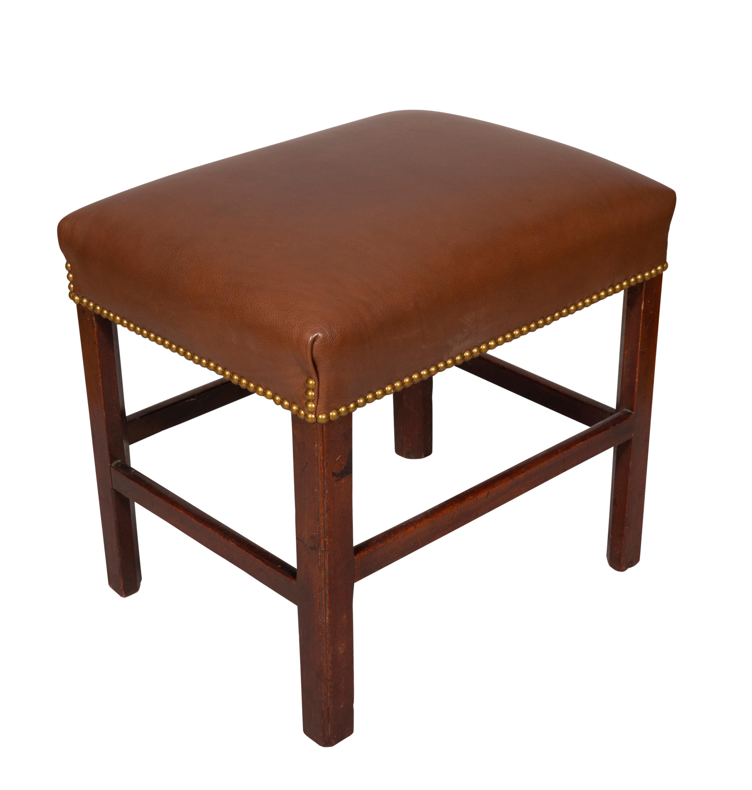 Tablero rectangular de cuero marrón con tachuelas de latón, elevado sobre patas de sección cuadrada con bastidor en forma de caja. Patrimonio de Douglas S. Kramer. Productor de TV y coleccionista de arte.
