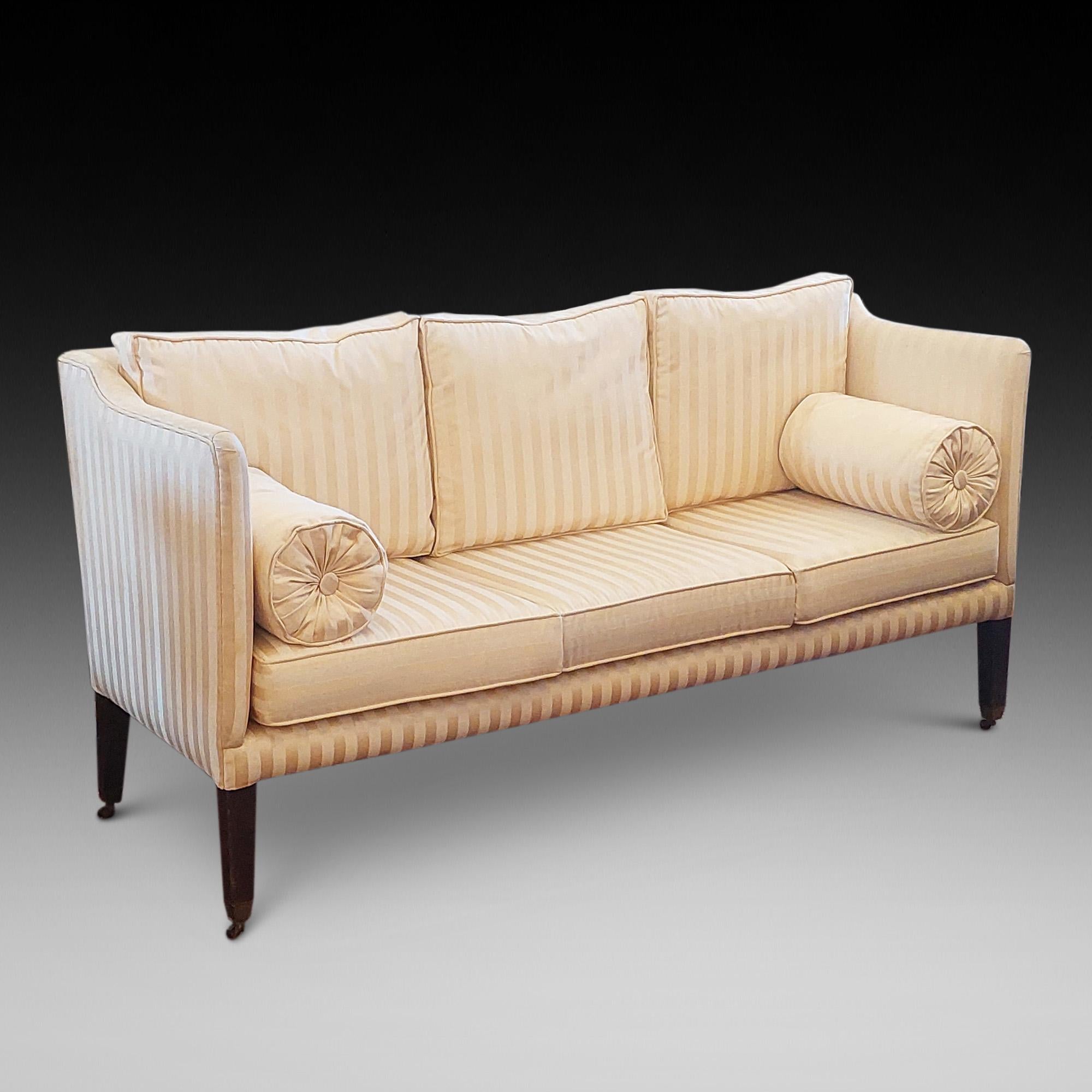 George III. Mahagoni-Rahmensofa - mit erhöhter Rückenlehne und Seiten, mit losen Kissen; auf quadratischen Beinen mit Messingrollen stehend - 72 