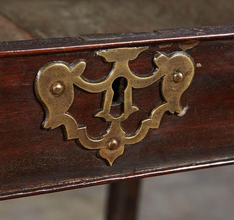 Table d'appoint George III en acajou ajouré en vente 2
