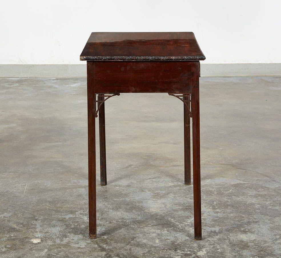 Table d'appoint George III en acajou ajouré en vente 3