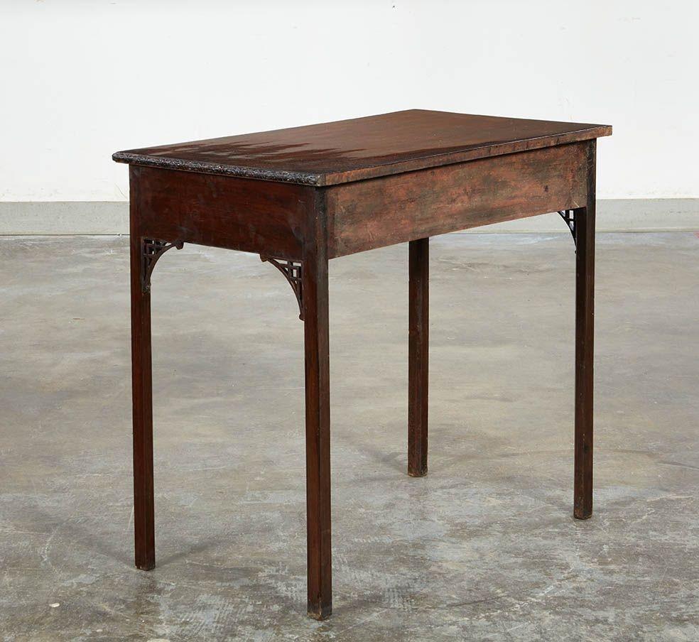 Table d'appoint George III en acajou ajouré en vente 4