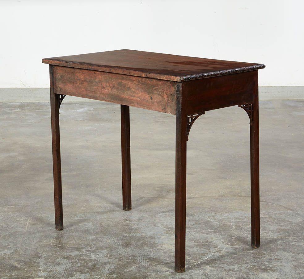 Table d'appoint George III en acajou ajouré en vente 6