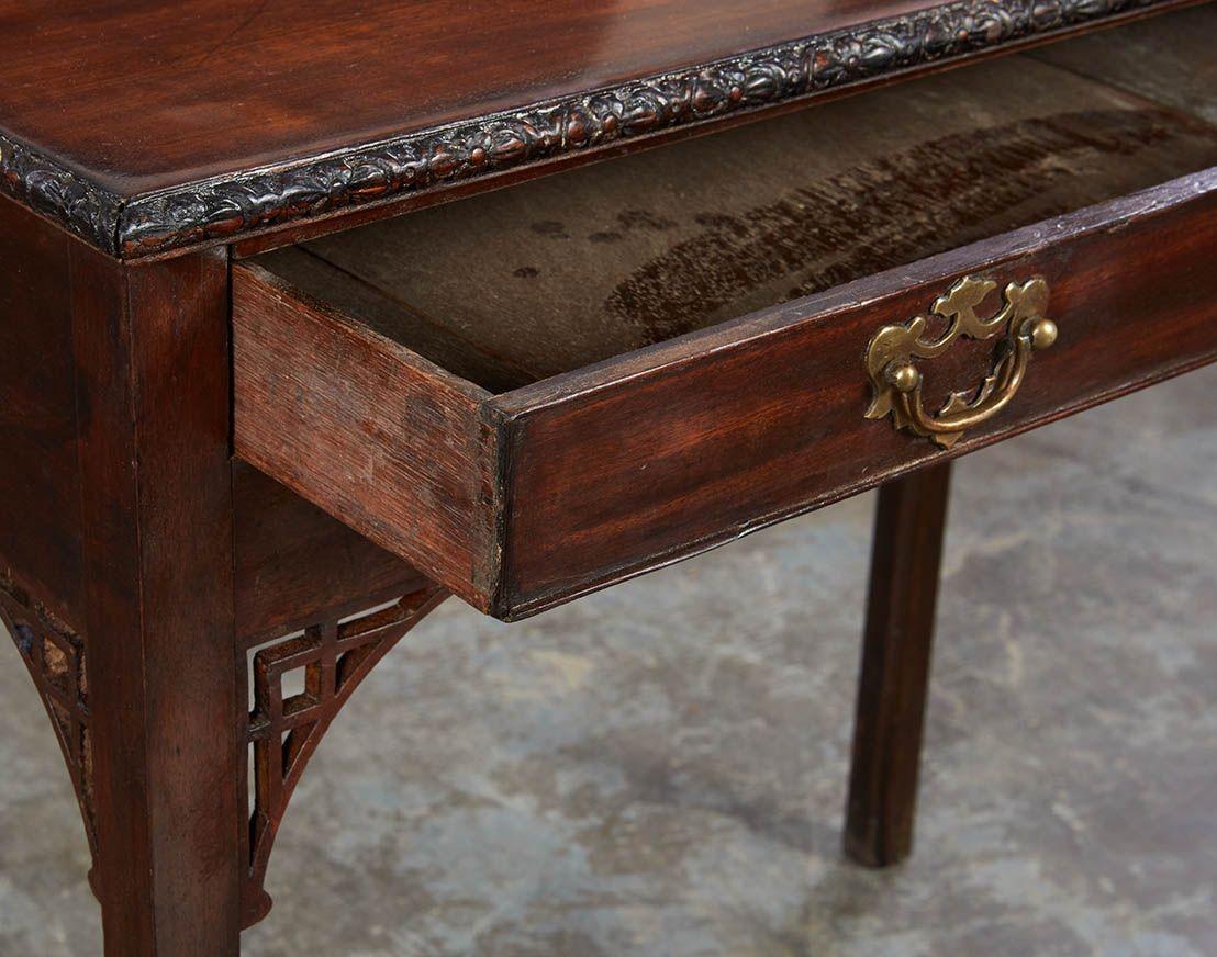 Table d'appoint George III en acajou ajouré en vente 7