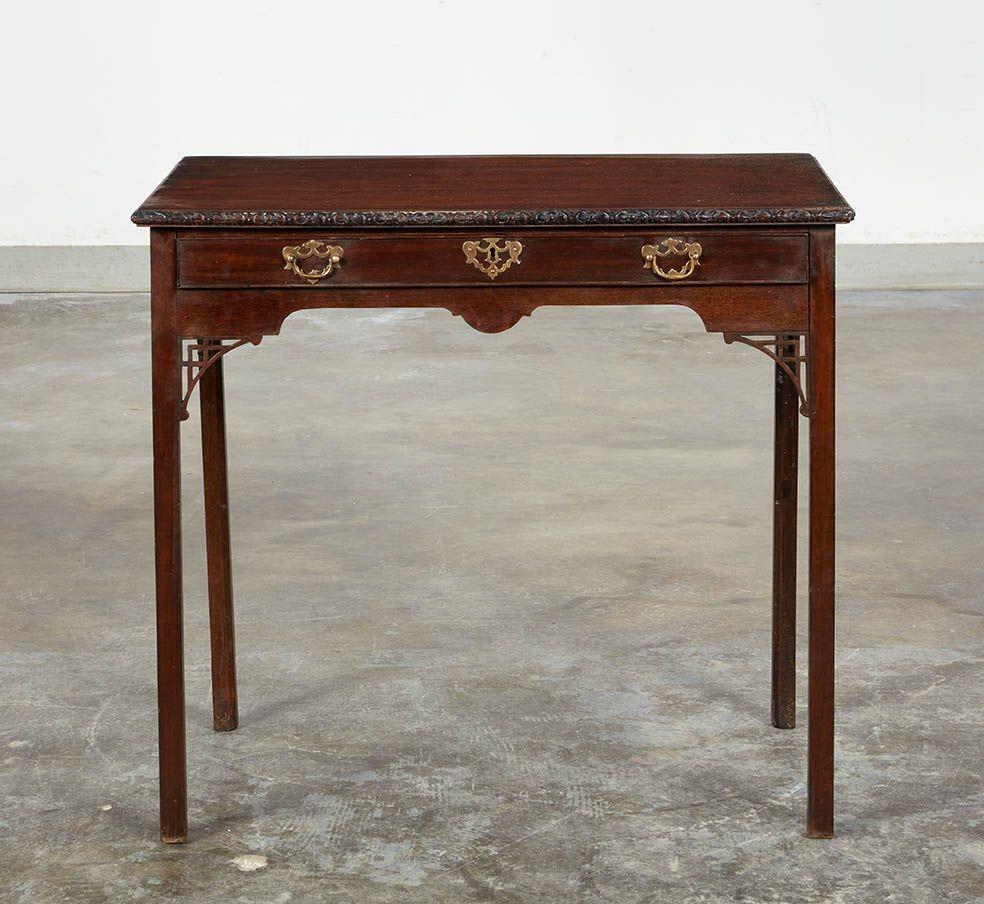 Table d'appoint à un tiroir de style 