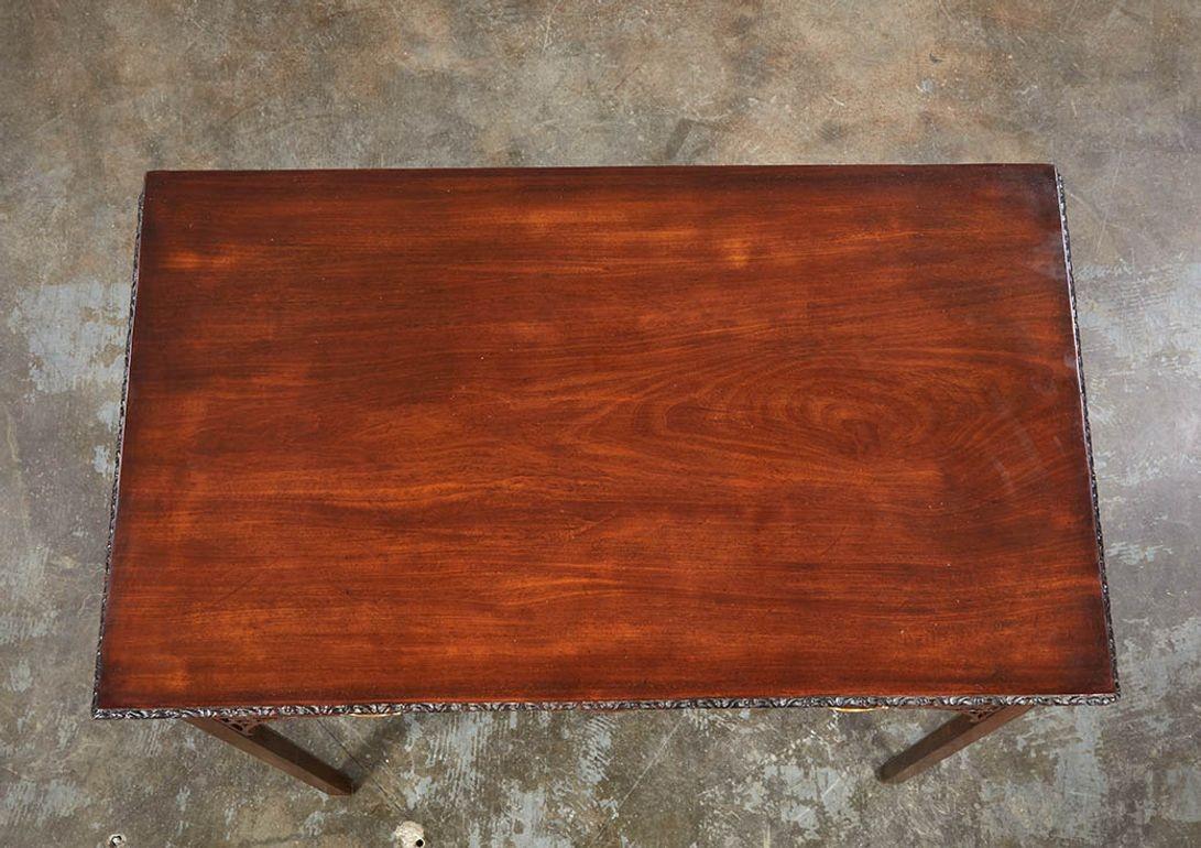 Anglais Table d'appoint George III en acajou ajouré en vente