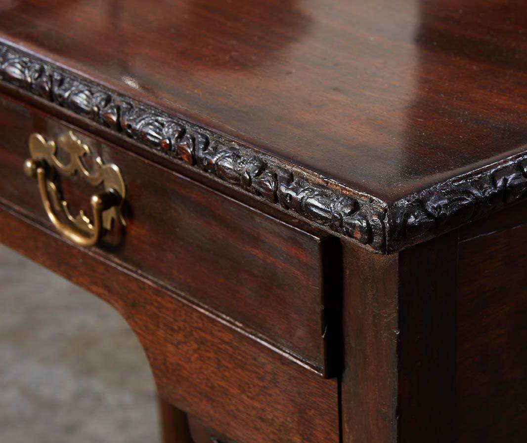 Table d'appoint George III en acajou ajouré Bon état - En vente à Greenwich, CT