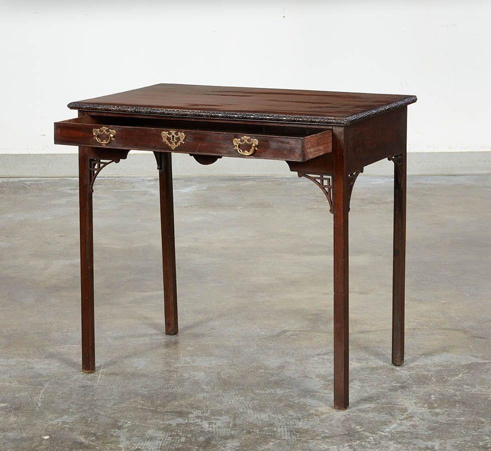Fin du XVIIIe siècle Table d'appoint George III en acajou ajouré en vente