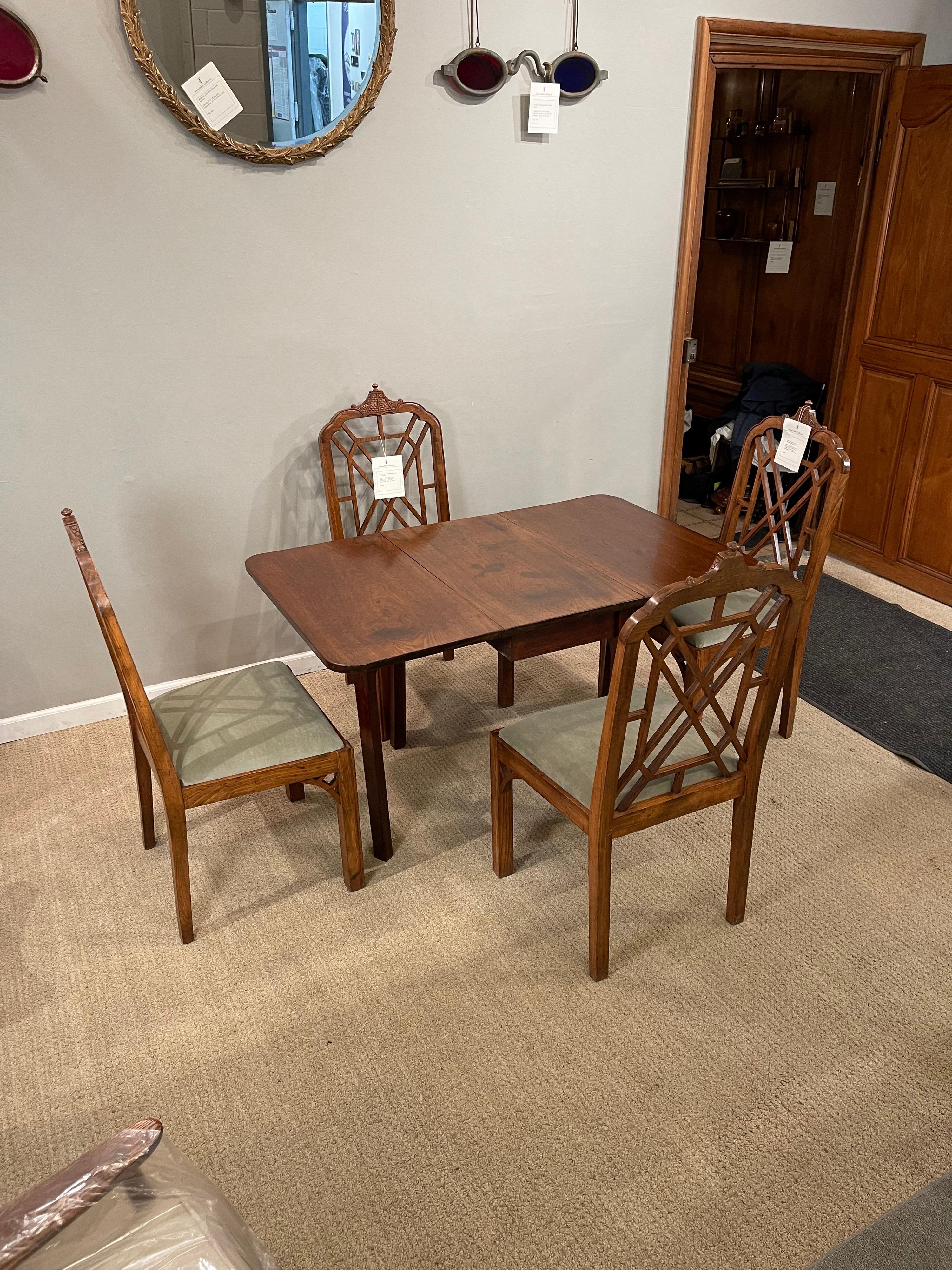 George III Mahogany Gate Leg Drop Leaf Table In Good Condition For Sale In New York, NY