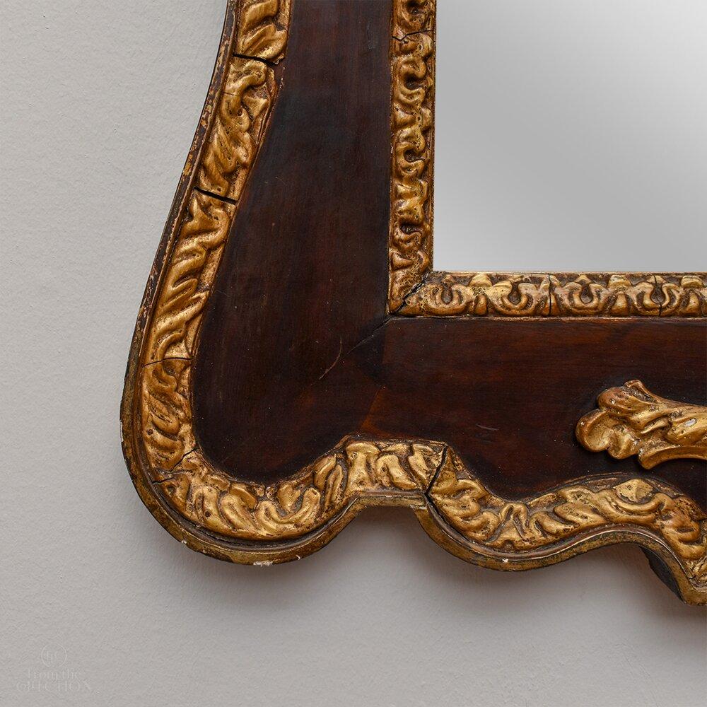 Ce miroir de style Empire en acajou doré de George III mesure 150 cm de haut avec de beaux détails tout autour. La dorure est fantastique sur les bords, et un aigle doré particulièrement magnifique trône sur le miroir. Circa 1780, le miroir a gardé