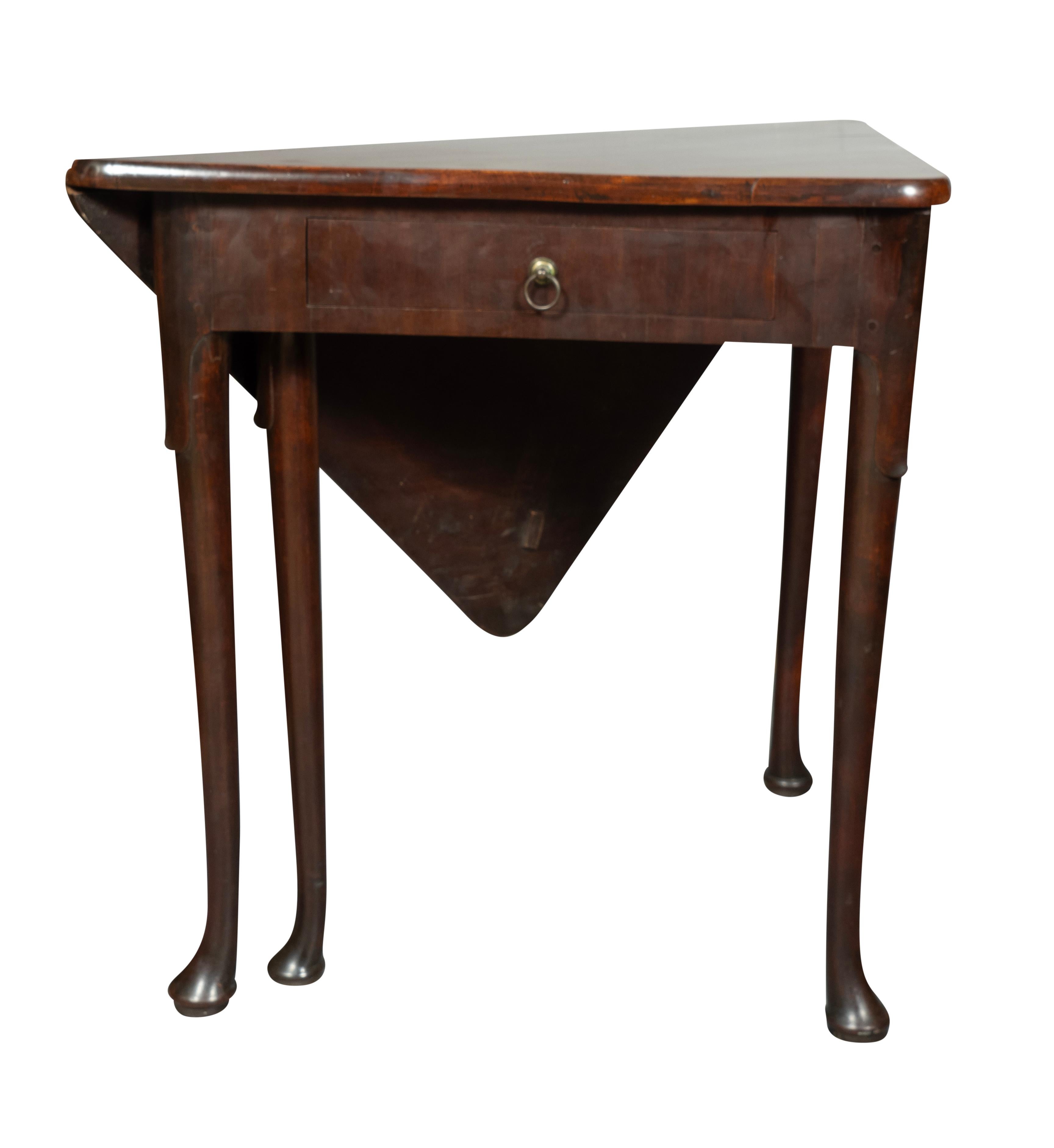 De forme triangulaire avec un feuillet vers le bas s'ouvrant sur une surface carrée. La frise avec un tiroir. Les jambes cabrioles sont légèrement surmontées d'une sculpture en langue d'agneau. Pieds de pad.