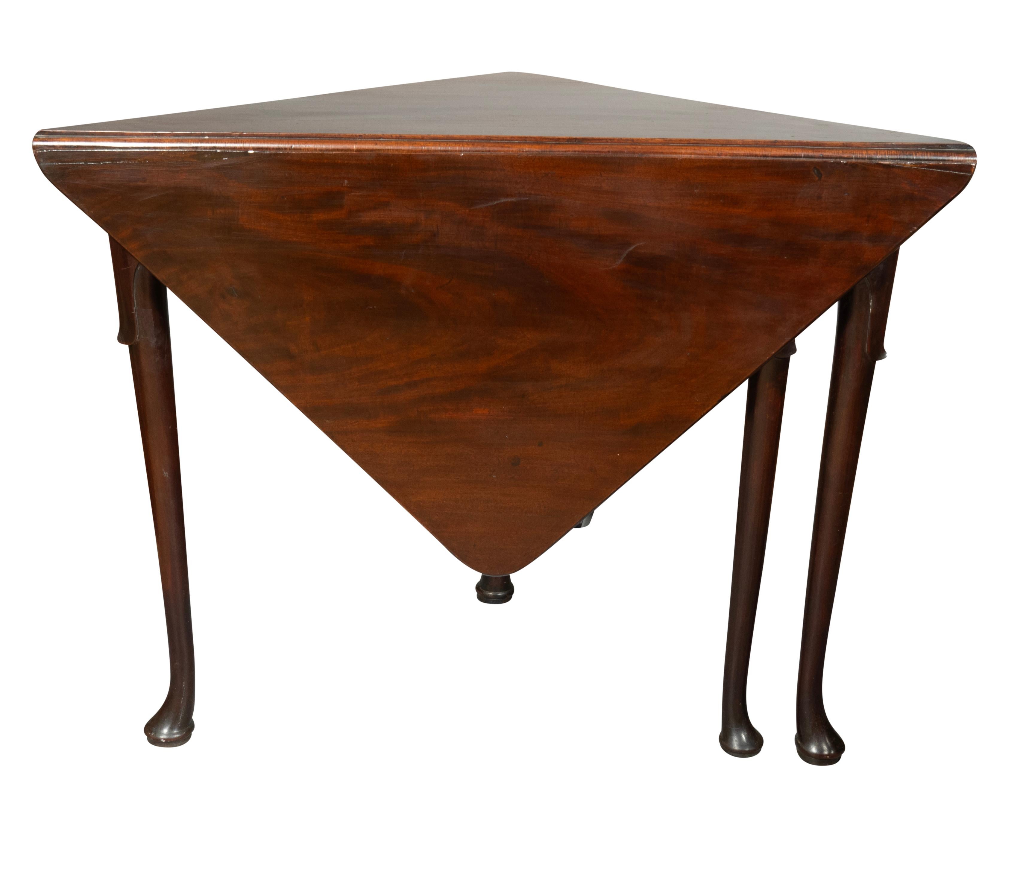 Table à mouchoirs en acajou George III Bon état - En vente à Essex, MA