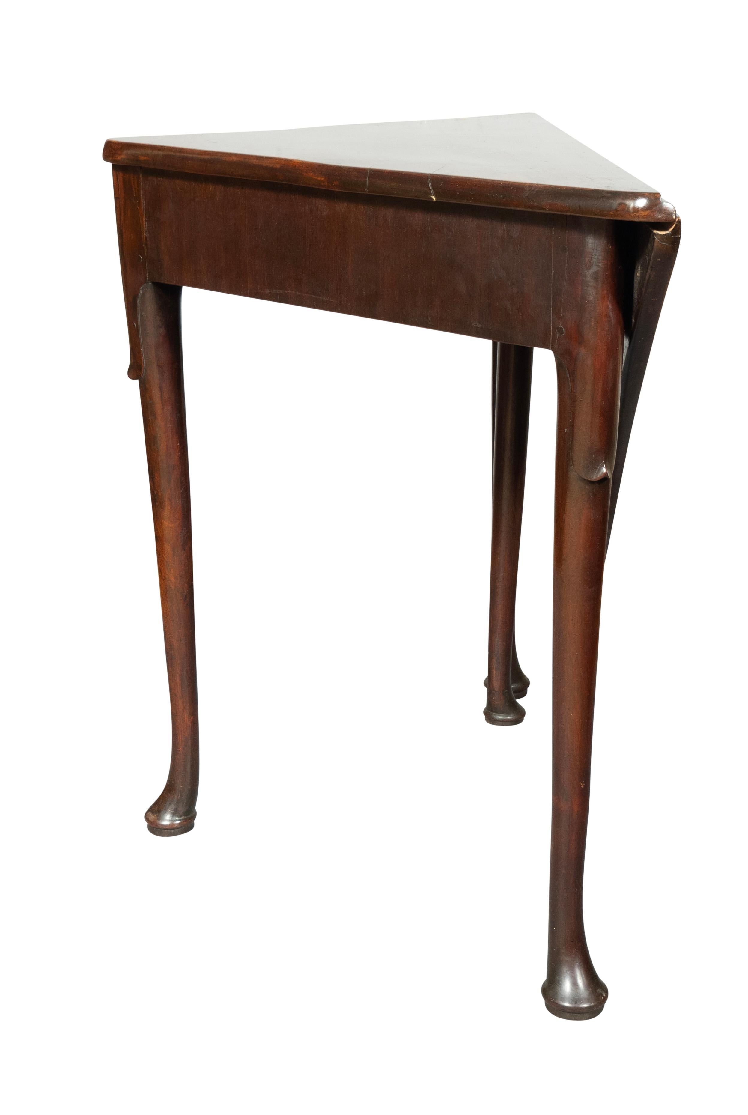 Milieu du XVIIIe siècle Table à mouchoirs en acajou George III en vente