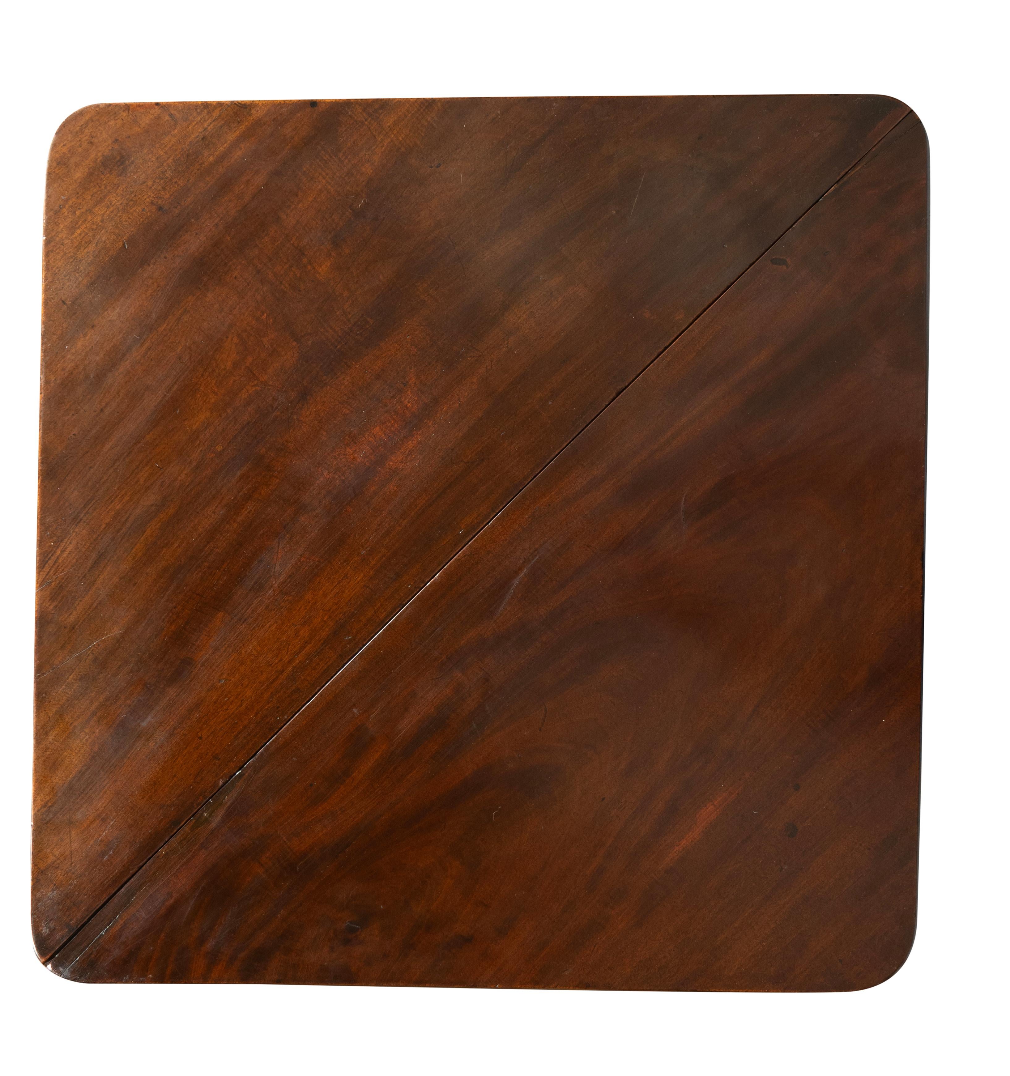 Table à mouchoirs en acajou George III en vente 2