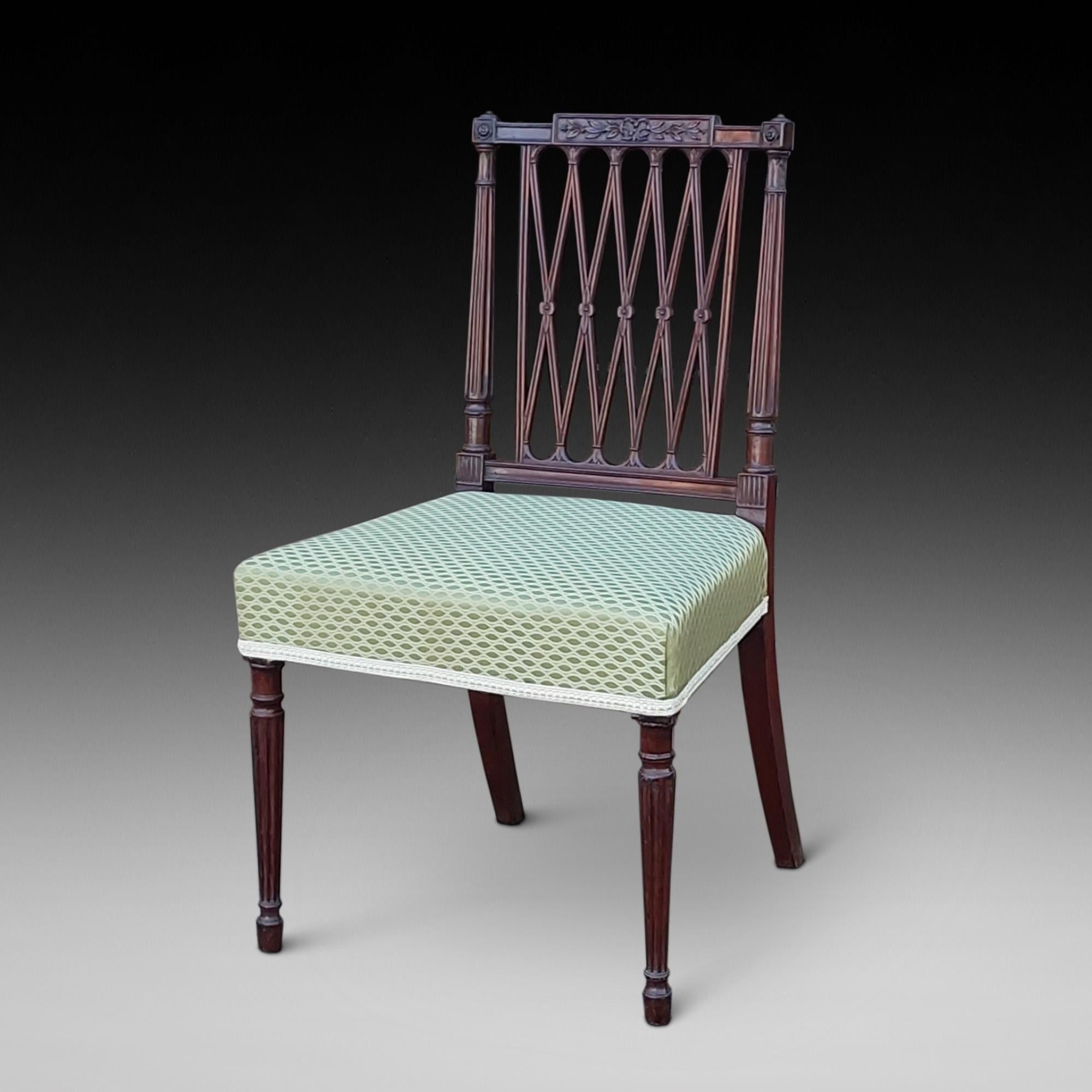 George III Mahogany Dining/One Chaise de bureau avec pieds avant tournés et cannelés, dossier à motif de treillis sous la bordure florale - 20 