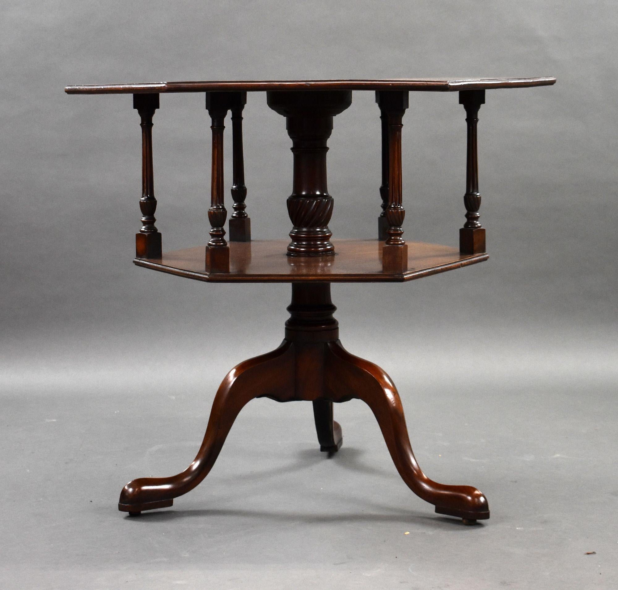 Il s'agit d'une table d'appoint hexagonale en acajou de George III de bonne qualité, reposant sur une tige tournée et sur des pieds en forme. Elle est en excellent état.

Largeur : 78cm Profondeur : 89cm Hauteur : 76cm