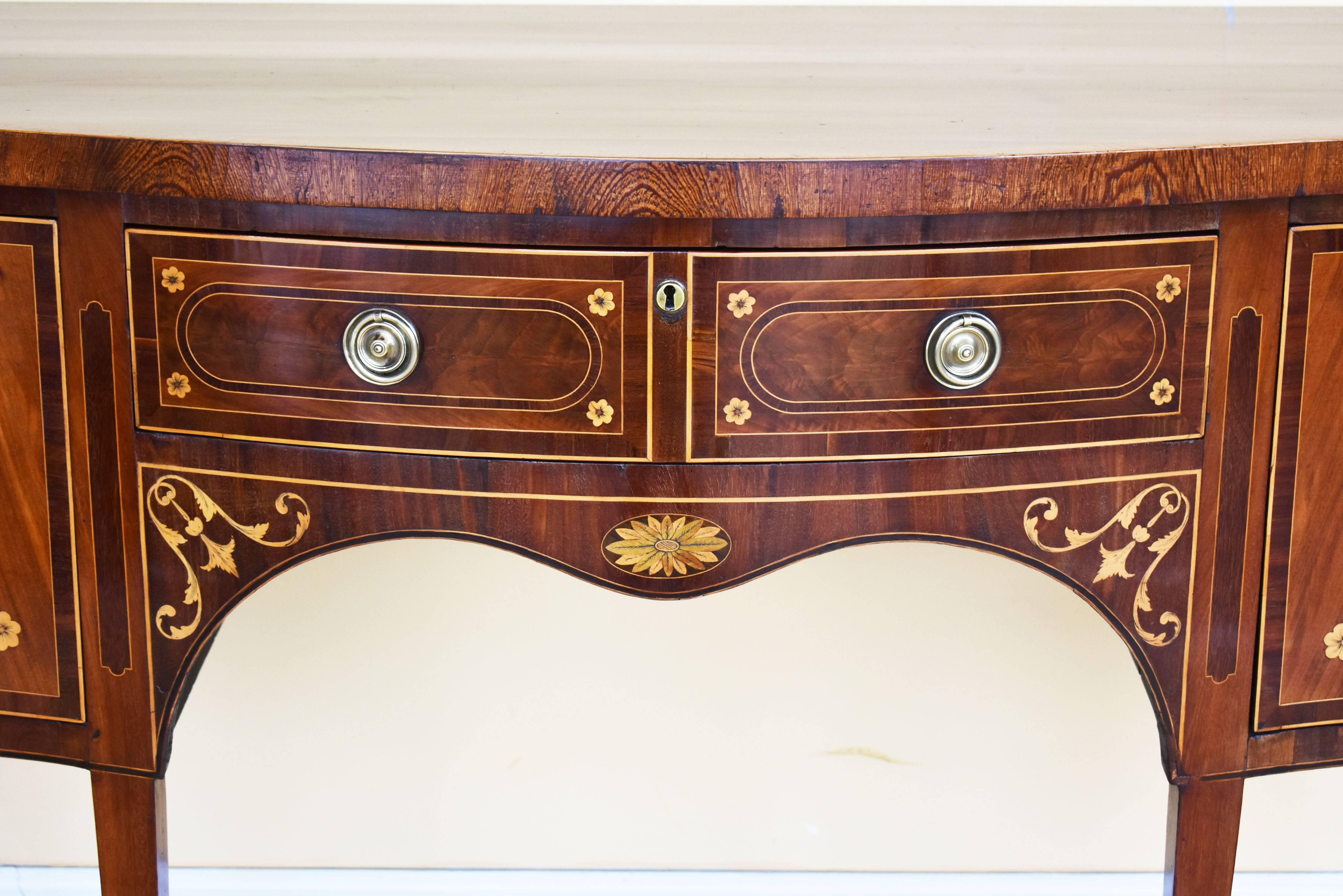 George III Mahogany Inlaid Serpentine Sideboard In Excellent Condition In Chelmsford, Essex