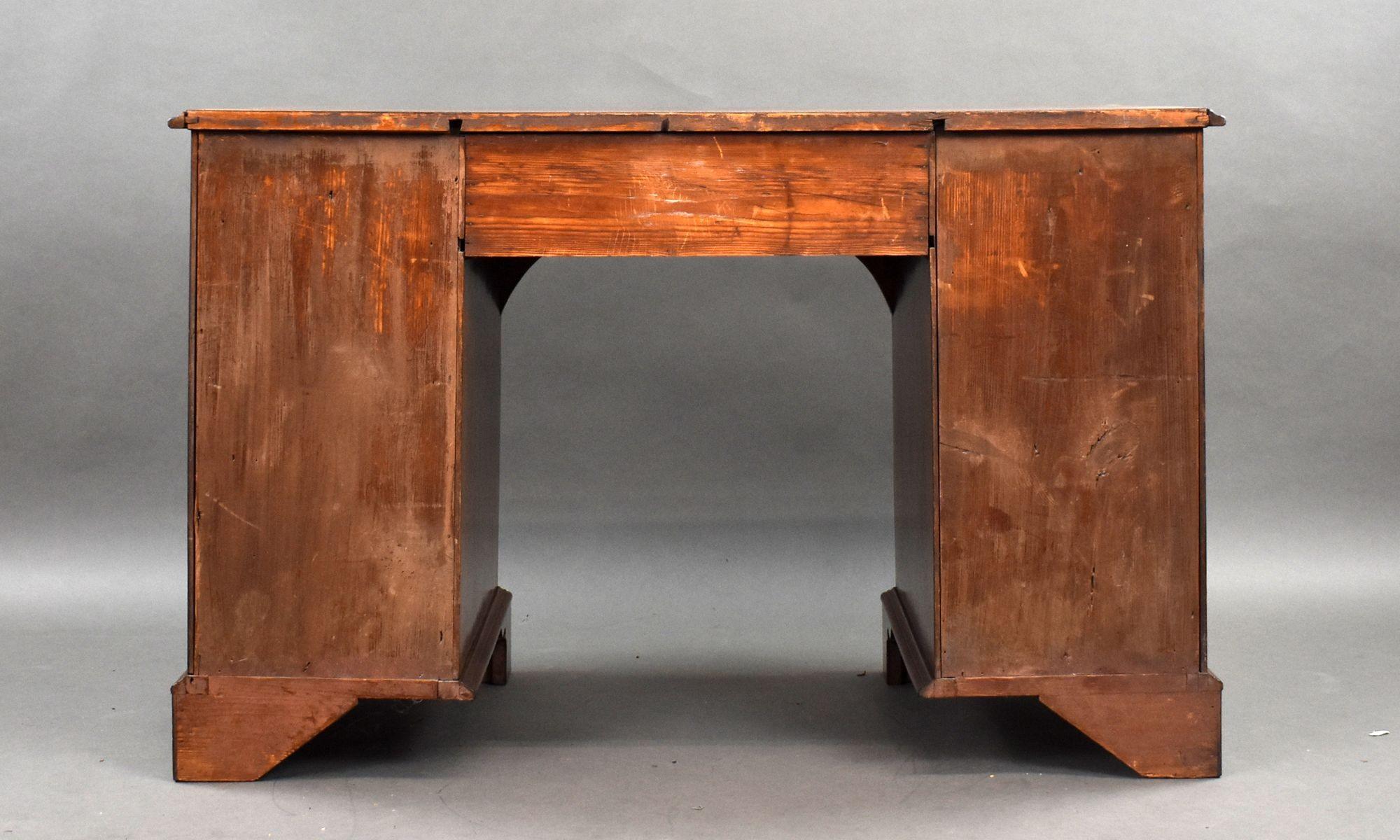 George III Mahogany Kneehole Desk In Good Condition In Chelmsford, Essex