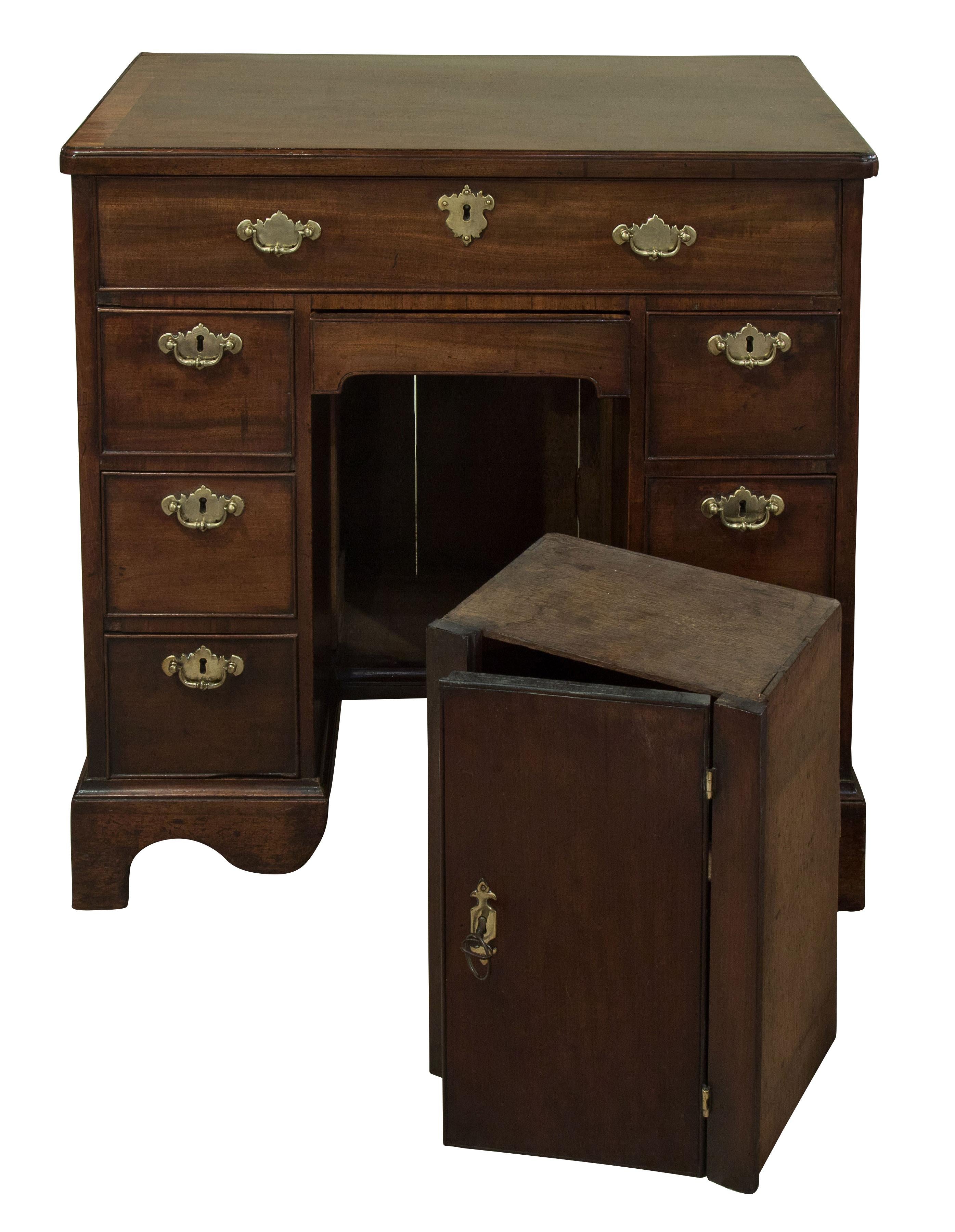 George III Mahogany Kneehole Desk In Good Condition In Salisbury, GB