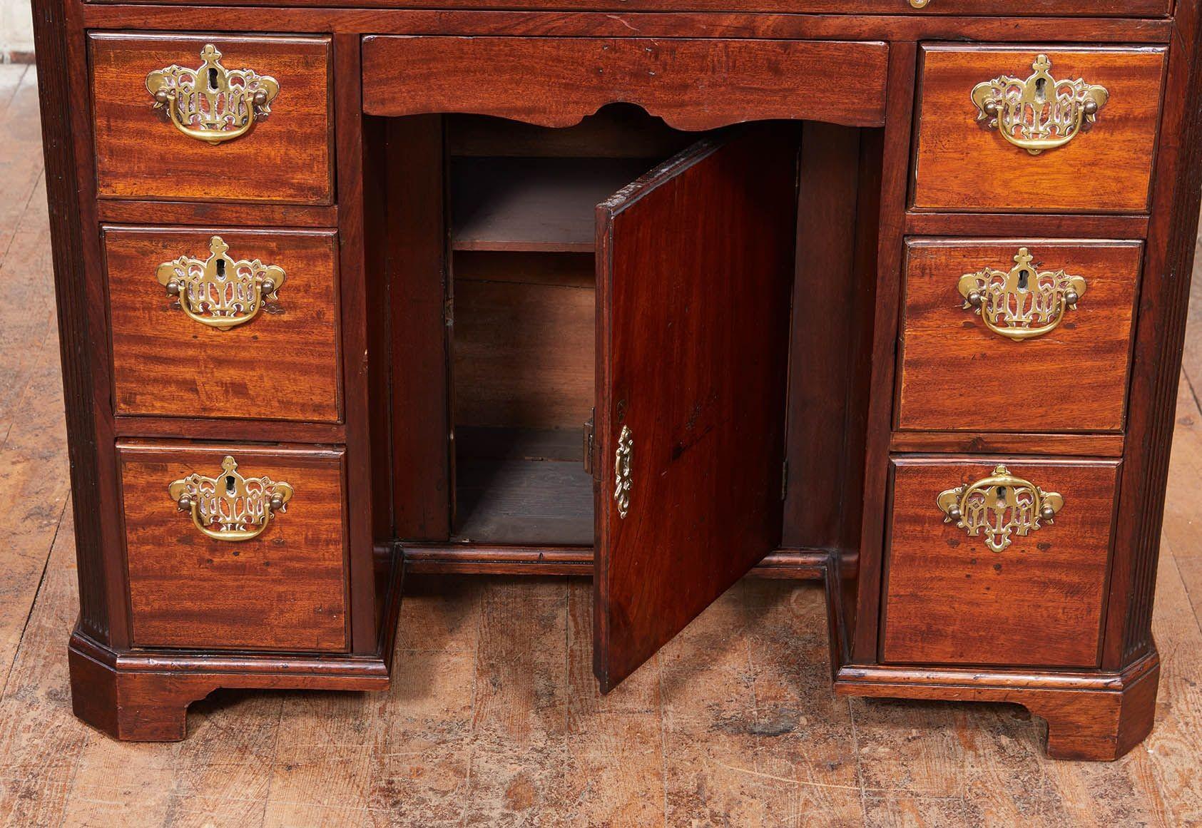George III Mahogany Kneehole Desk In Good Condition For Sale In Greenwich, CT