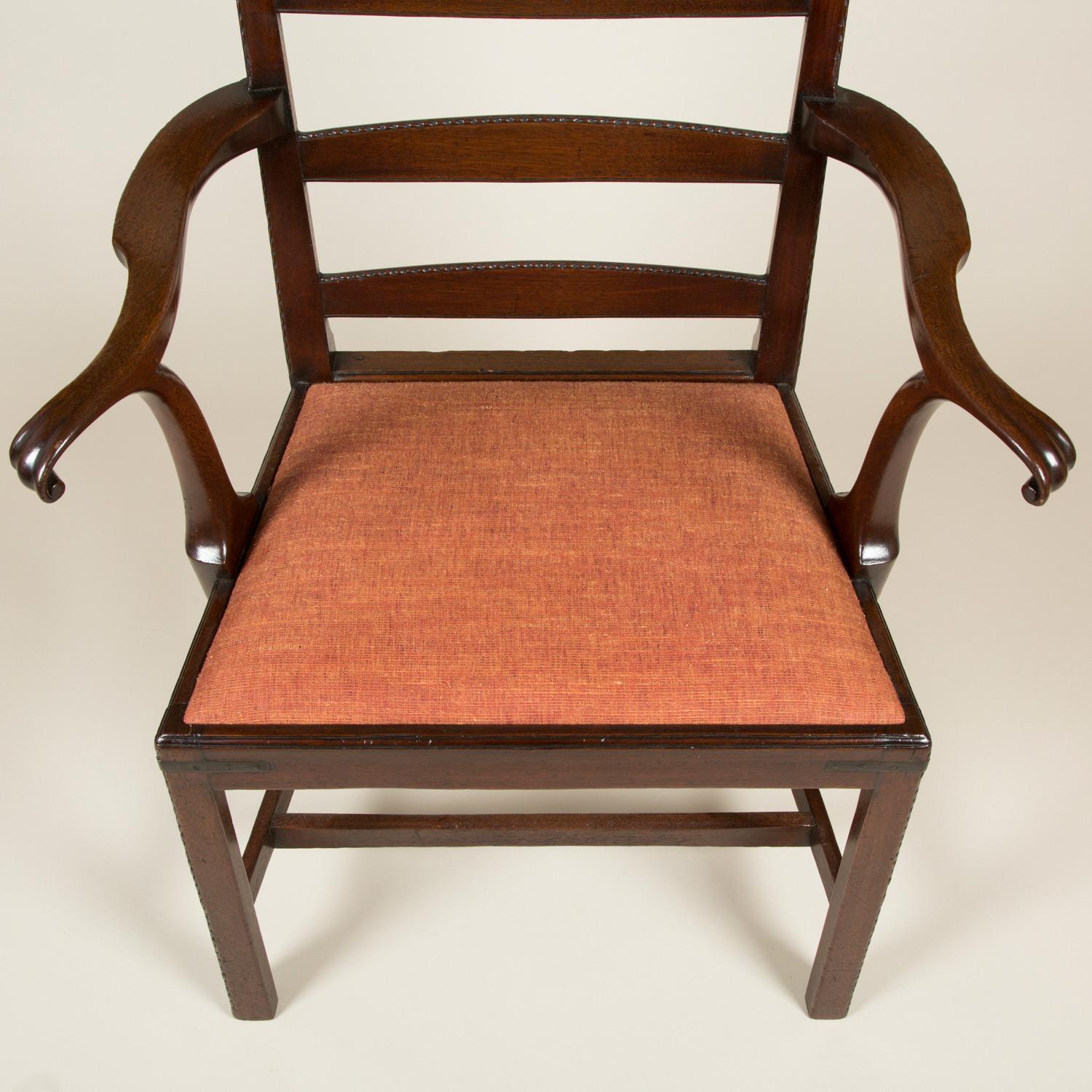 George III Mahogany Ladder-Back Elbow Chair (Spätes 18. Jahrhundert) im Angebot