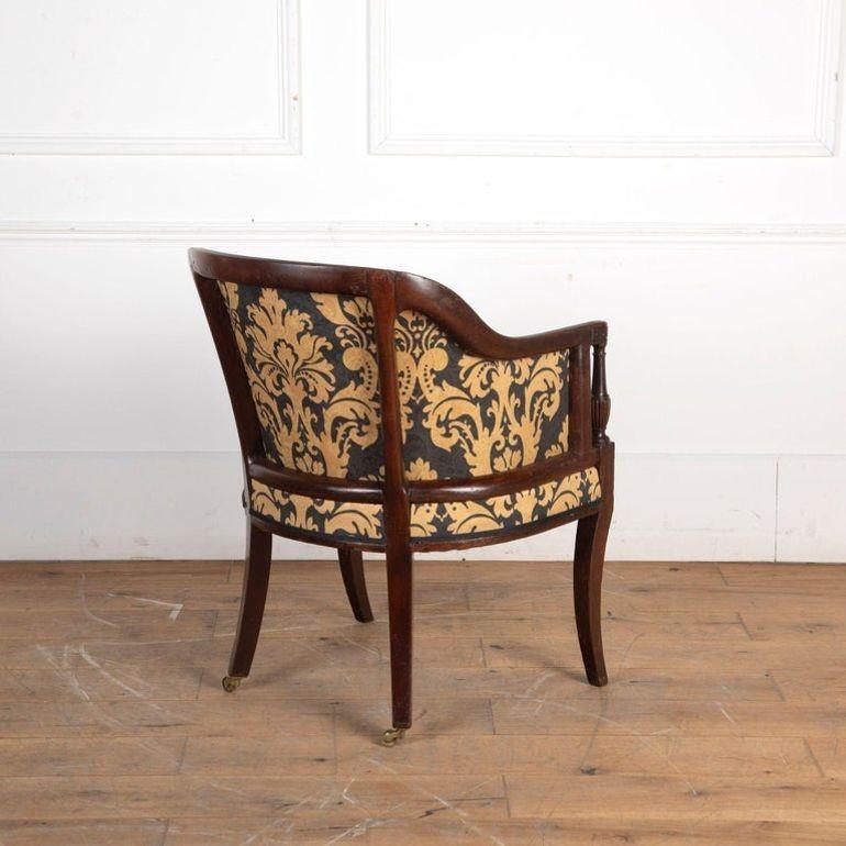 Fauteuil de bibliothèque en acajou Geo III du début du 19e siècle.
Le dossier arqué descend pour former des accoudoirs, avec des supports d'accoudoir en balustre cannelé à l'avant, soutenus par des pieds carrés.
Anglaise, vers 1810.