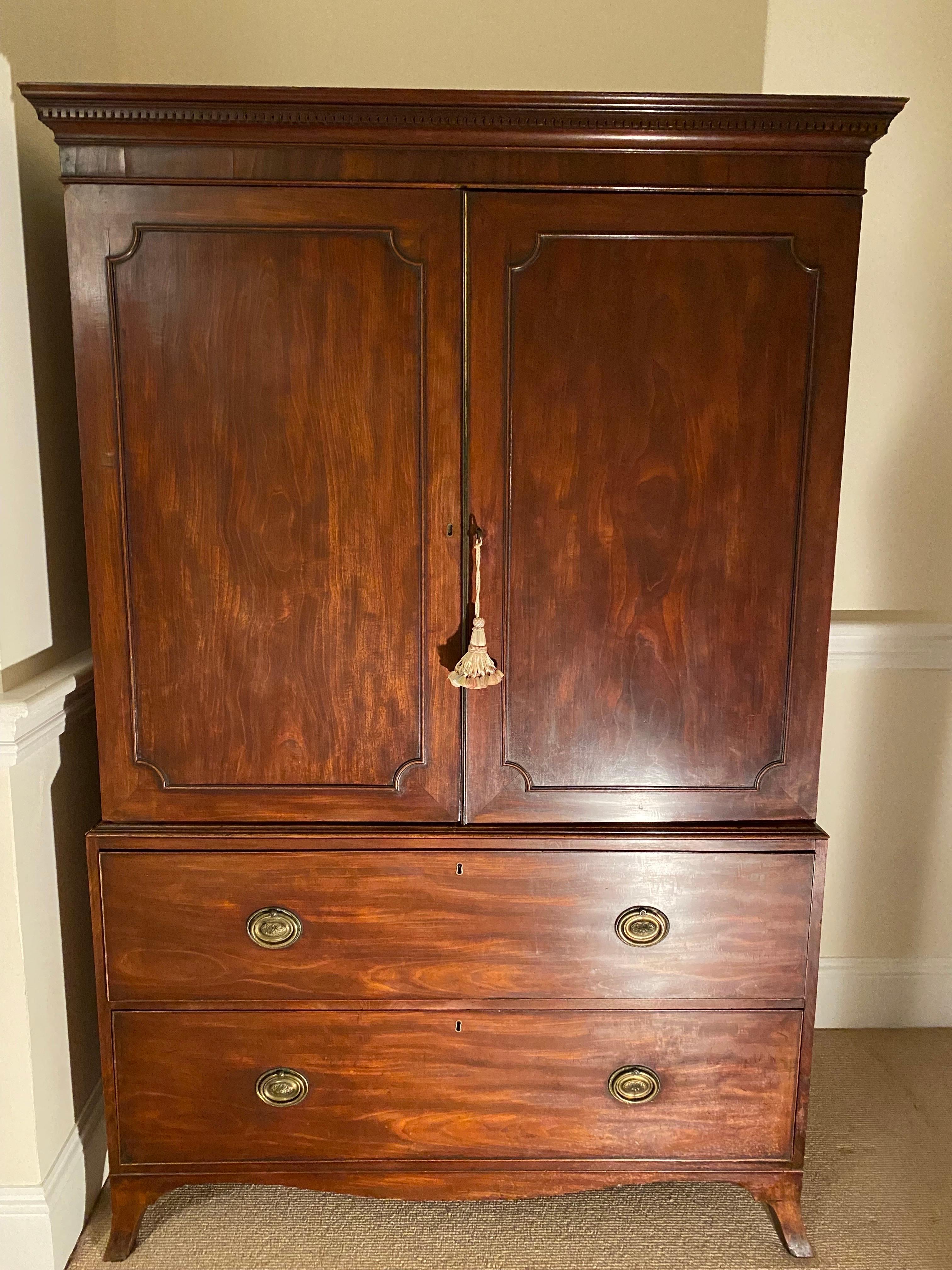 George III Mahogany Linen Press, England, Late 18th Century In Good Condition In Southampton, NY