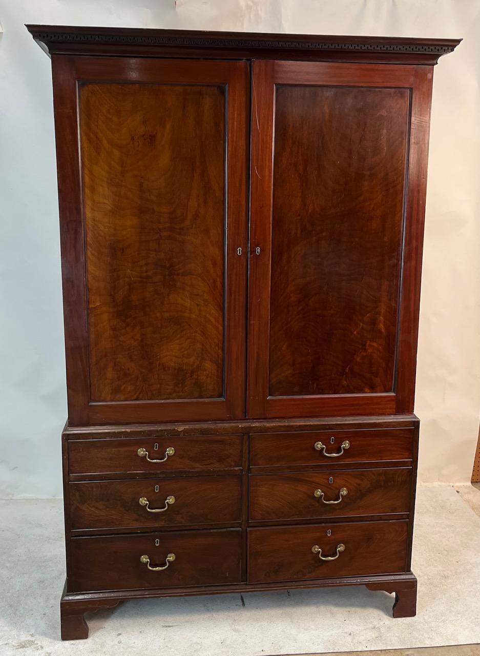 Pressa per biancheria in mogano di Giorgio III con sei cassetti inferiori.  Bella patina.
Due pezzi.  Mogano e pino.
