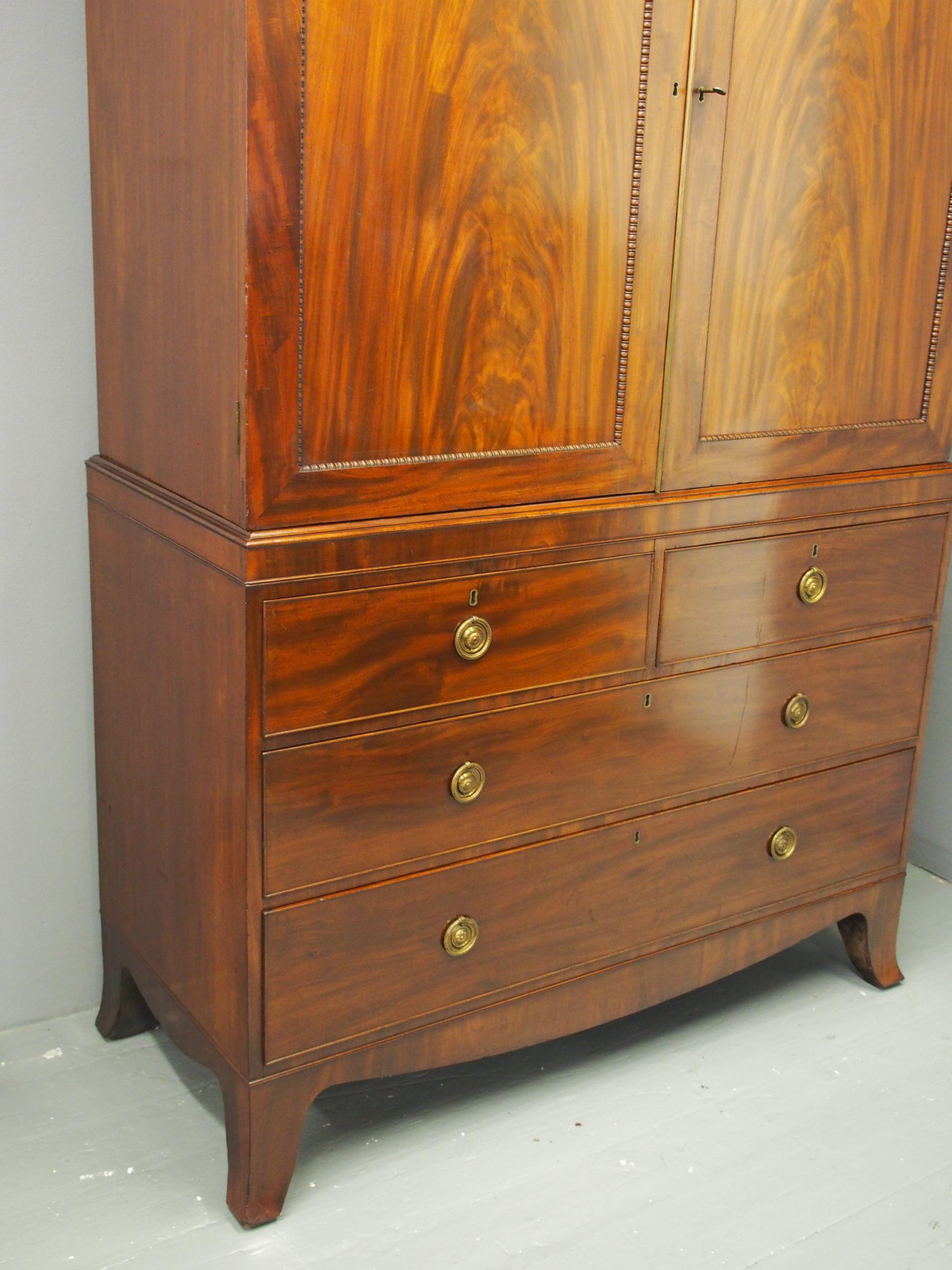 George III Mahogany Linen Press In Good Condition For Sale In Edinburgh, GB