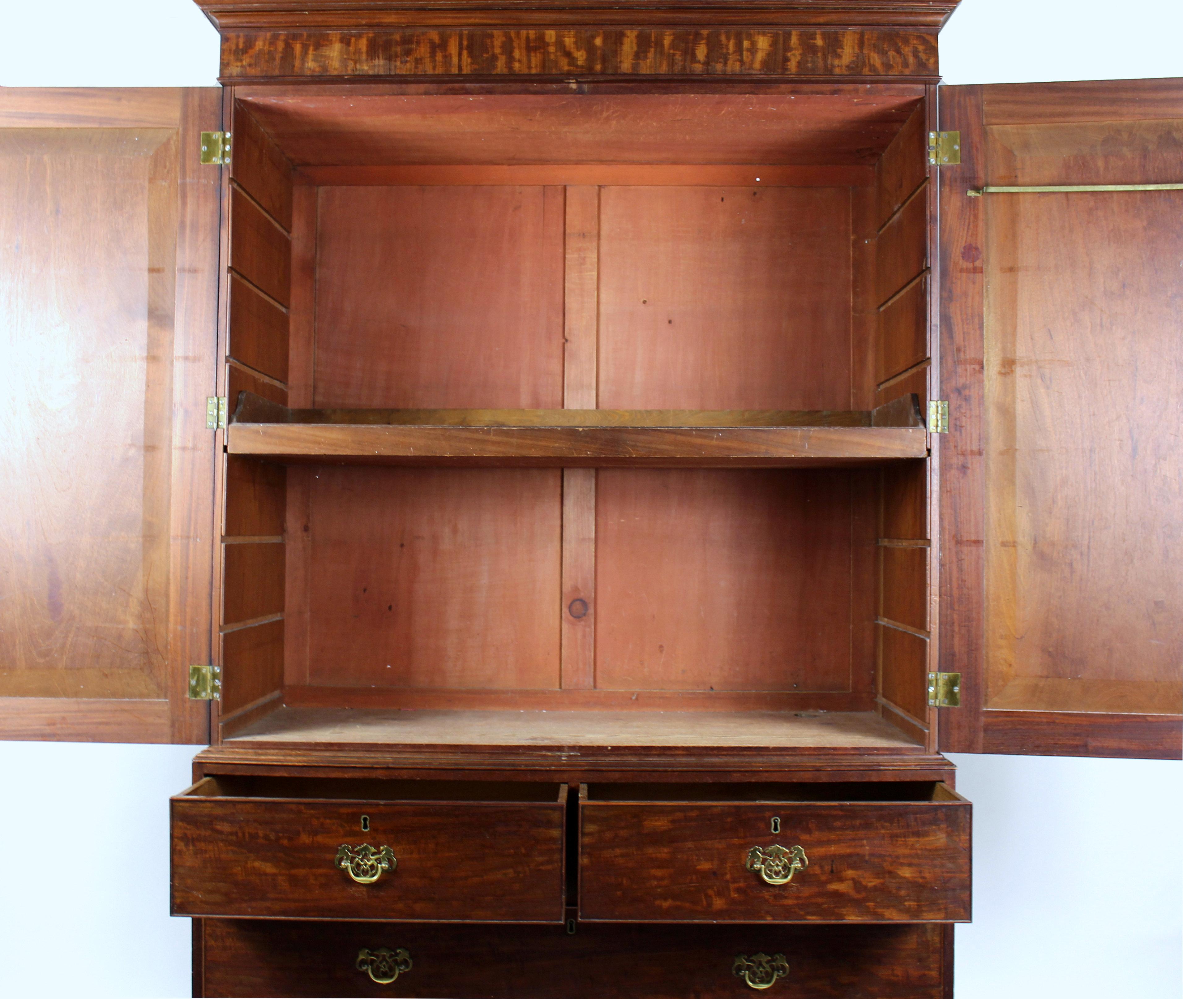 George III Mahogany Linen Press In Good Condition For Sale In London, west Sussex