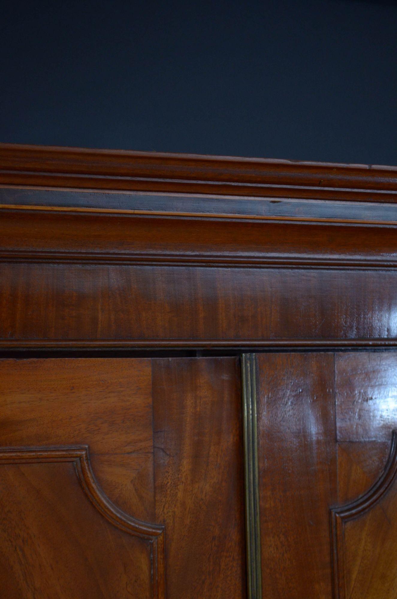 George III Mahogany Linen Press In Good Condition For Sale In Whaley Bridge, GB