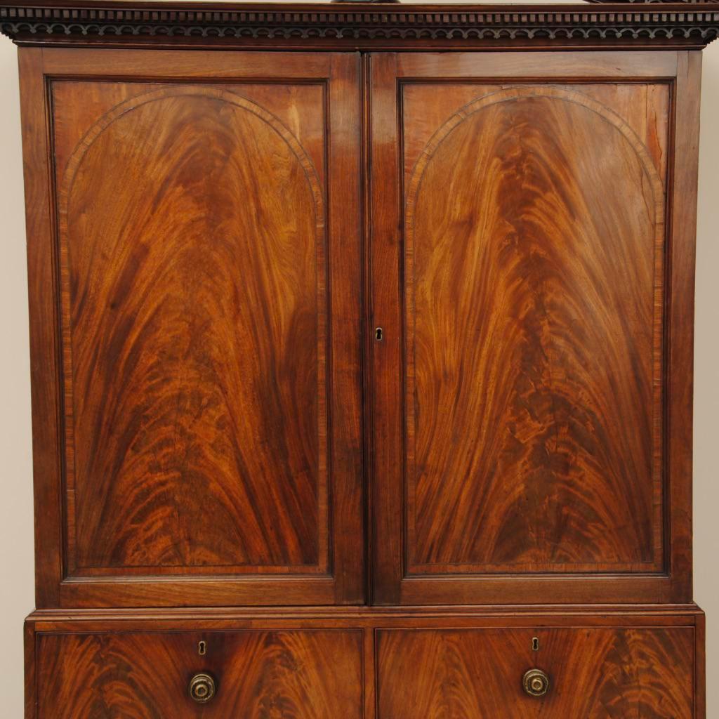 A fine example of an 18th century mahogany linen press with inlaid bandings and satinwood details the top mounted with a good broken arch pediment.
A stunning piece.