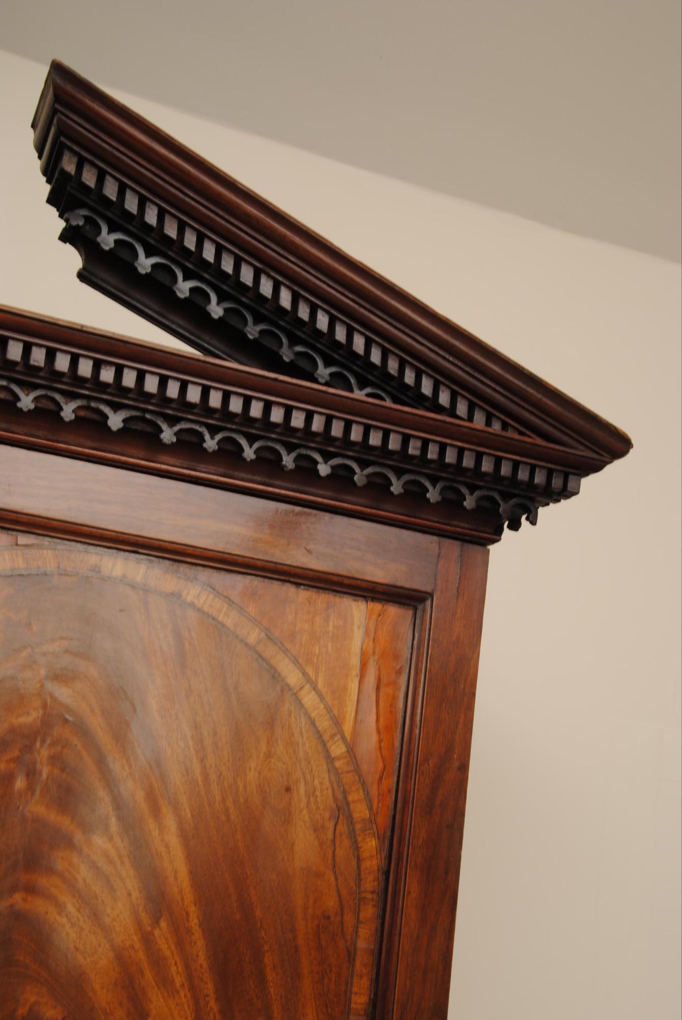 George III Mahogany Linen Press with Broken Arch Pediment In Good Condition In Lincolnshire, GB