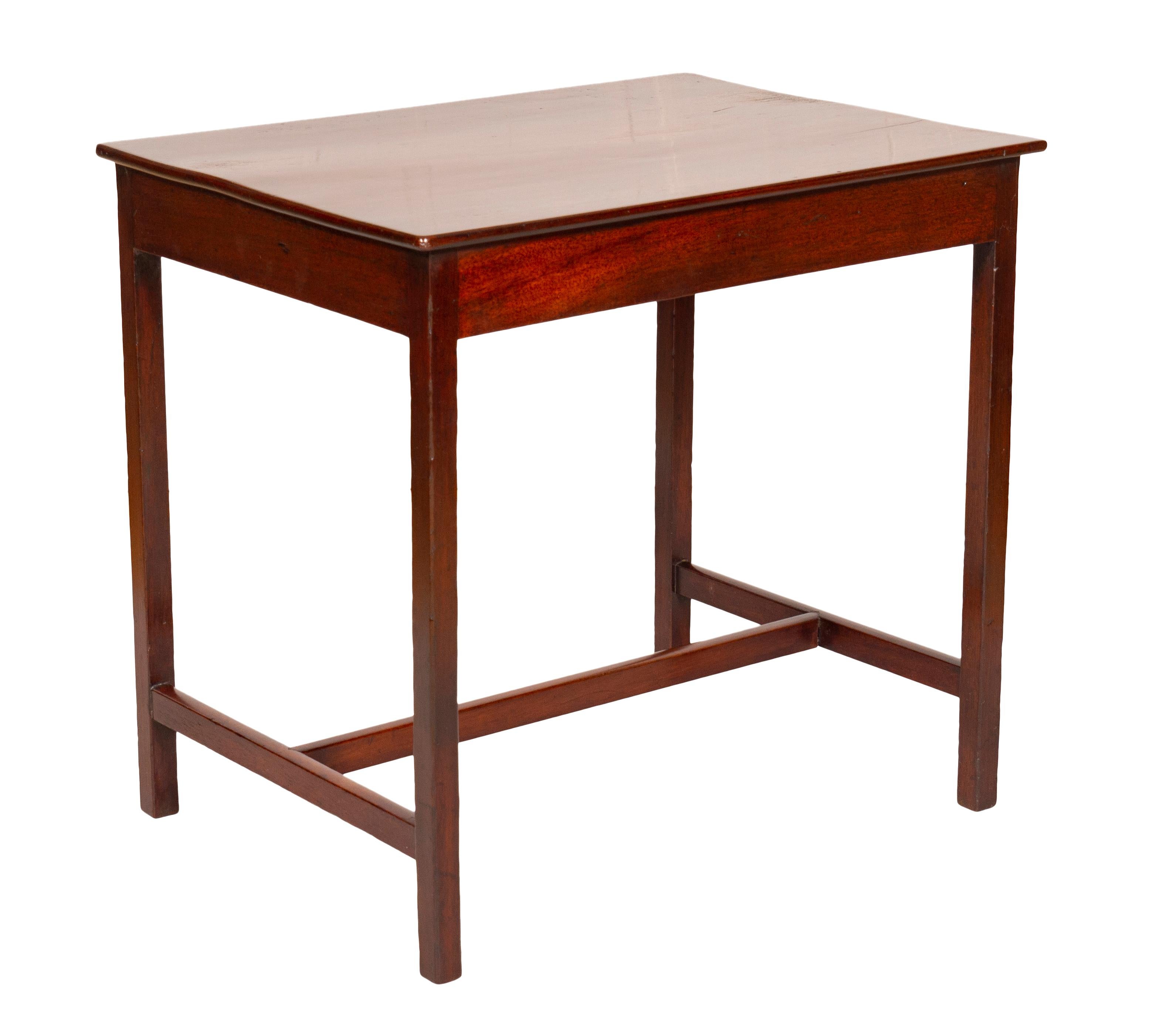 George III Mahogany Low Table In Good Condition For Sale In Essex, MA