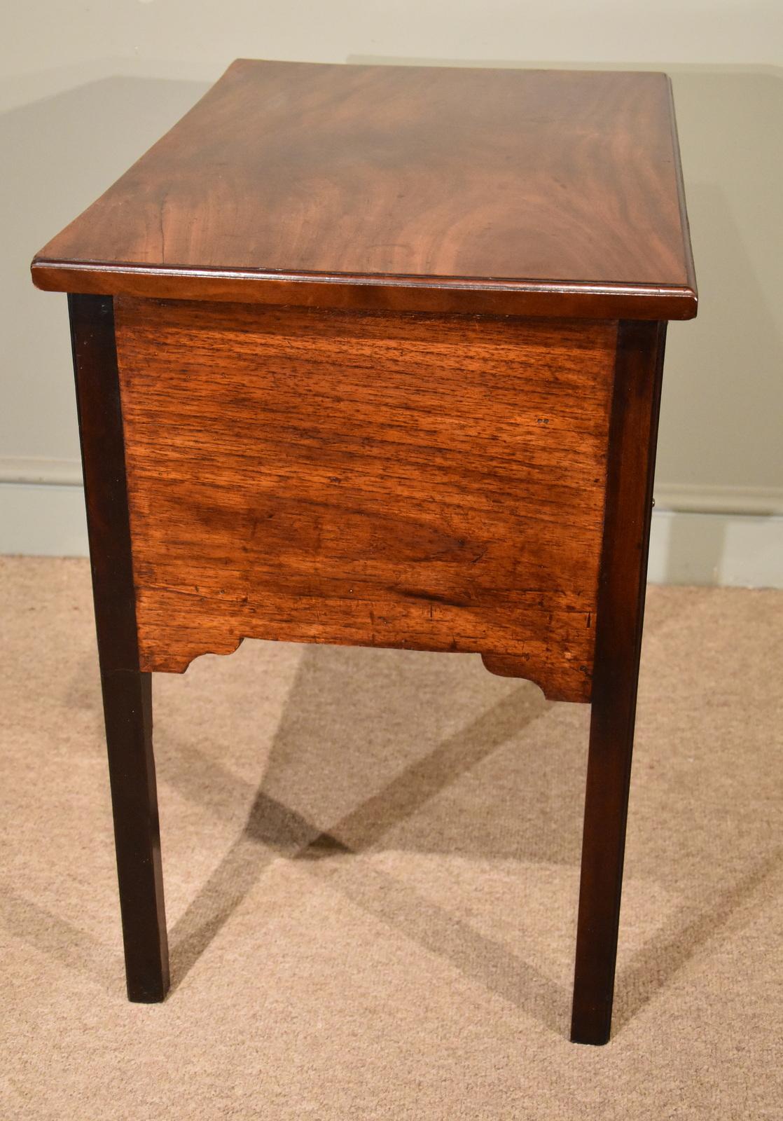 George III Mahogany Lowboy Provenance Hambledon House In Good Condition In Wiltshire, GB