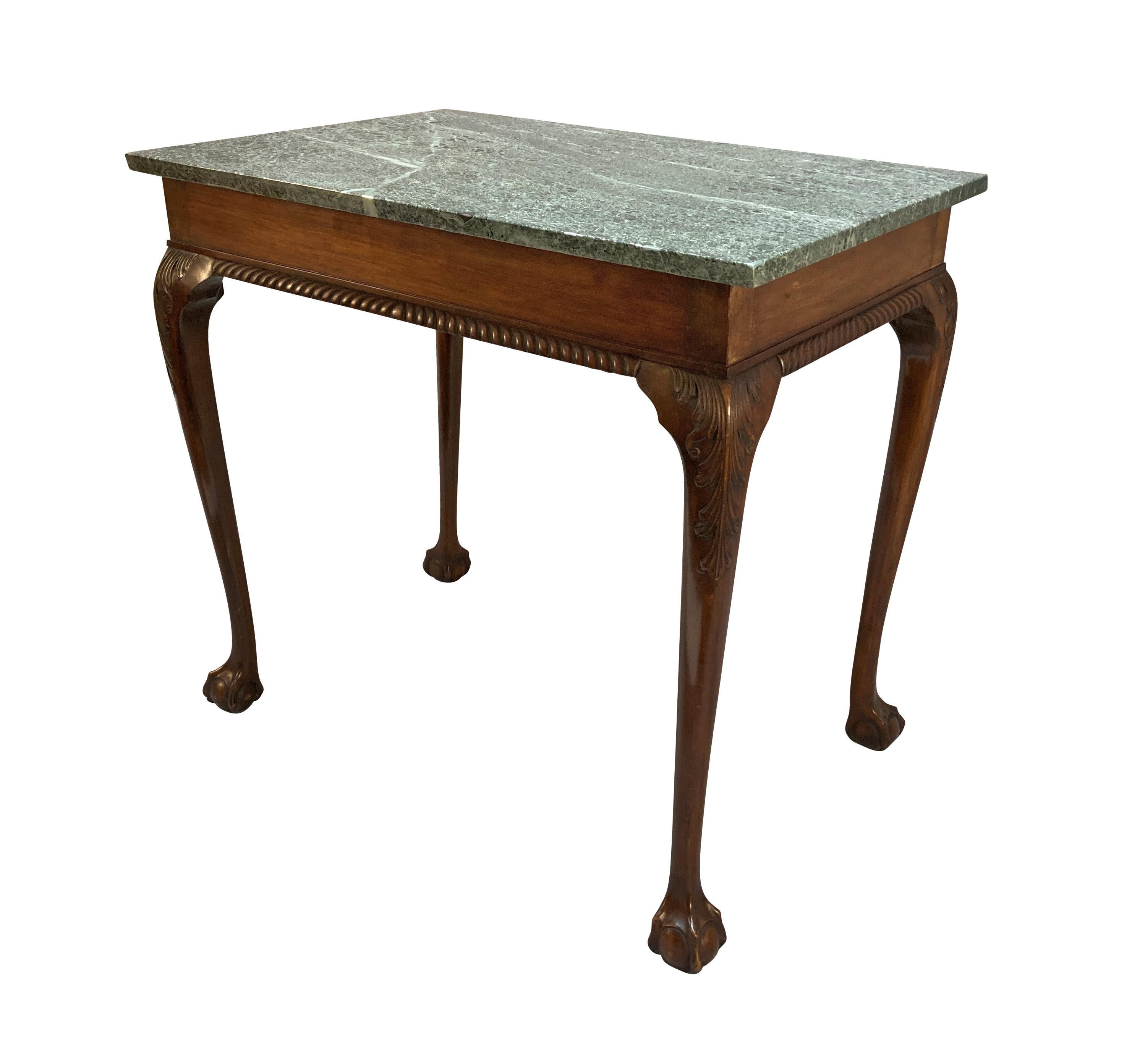 Table d'appoint en acajou de George III, de bonne couleur, avec décoration d'acanthe et pieds en boule et griffes. La partie supérieure en marbre antico Verdi.