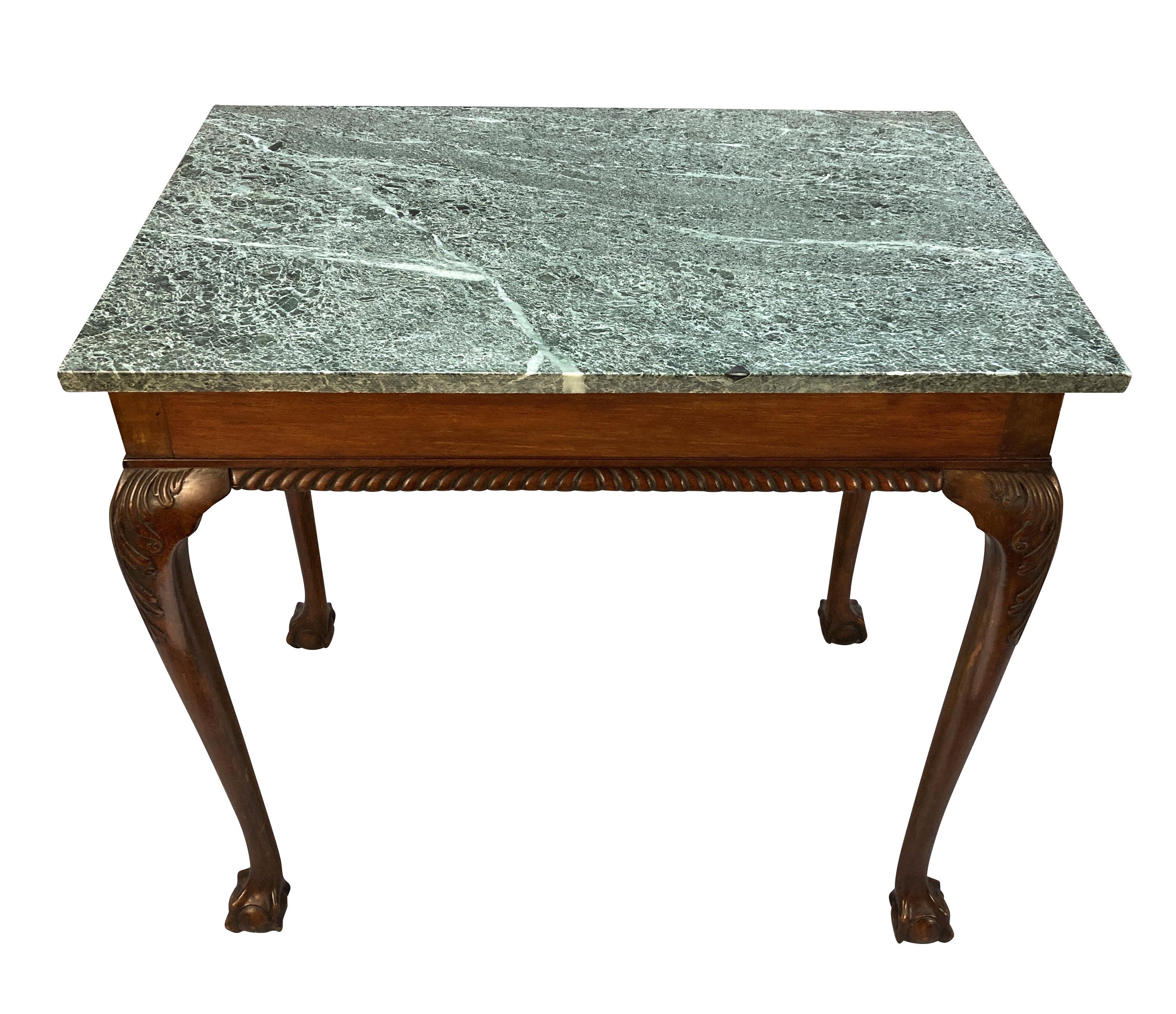 Fin du XVIIIe siècle Table d'appoint George III en acajou et marbre en vente